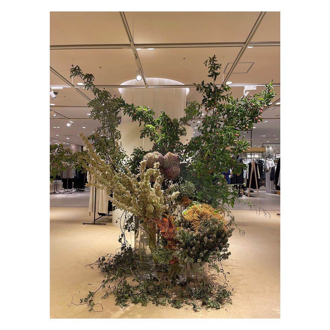 JUNNAのインスタグラム：「@etretokyo   大阪 POP UP STORE 無事に終了致しました。  連日、全国各地、外国からもたくさんの方に足を運んでいただき、あっという間の1週間でした。ありがとうございました。  ETRÉ TOKYOのお洋服を纏ったたくさんの方と直接お会いすることができ、初日から嬉しさと、それぞれの服へのストーリーが蘇り、感極まるシーンが何度もありました。  4年前に大阪の店舗で一緒に撮ったお写真を見せていただいたり、お子様の成長を目の当たりにしたり、生活の変化、近況報告を親戚の様な気持ちで一喜一憂しながら伺う店頭時間。 そして夜はたこ焼き、串揚げ、お好み焼きを求めて街へ繰り出す大充実した1週間でした。  素晴らしい接客をしてくれた仲間にも、本当に感謝です。  一枚目のお写真は会場を彩る圧巻の装花 @flownorhtake  さんの手によるものです。  お手紙、YouTubeへのコメント、SNS投稿、メンションもたくさん！ありがとうございました。ゆっくりじっくり拝見しています。  P.S たこ焼き機買います。 オススメ教えて下さい。  JUNNA.」