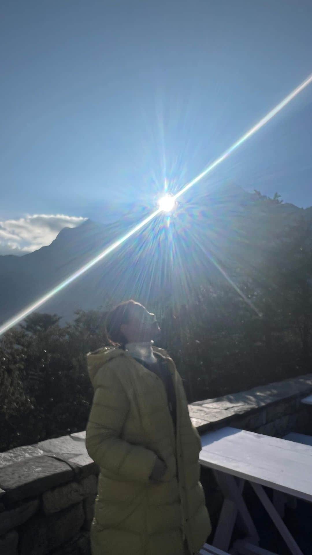 松尾翠のインスタグラム：「念願のエベレストと朝陽  リアルVIVANTな世界を経て ついにエベレストビューホテルより」