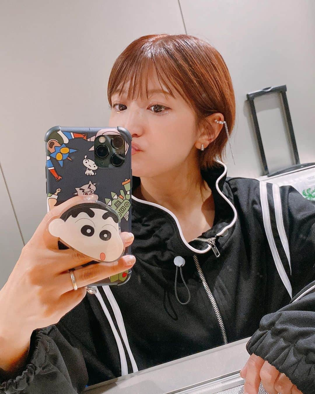 矢口真里のインスタグラム：「自撮り特集🤳✨ 自撮りしてるのに載せてないので大量に投入しますw 何枚目が好きですか？ うふっ🤭💕  しかしショートなのに、 髪の毛全然飽きないなぁー😁✨ ストレートも好きですが毛先だけニュアンスつけるのが 一番好きです！！ あと、 最近の前髪は３本〜５本にまとめておろすのが マイブーム🤭✨  では✨ 近々衣装も大量投入します😂✨」