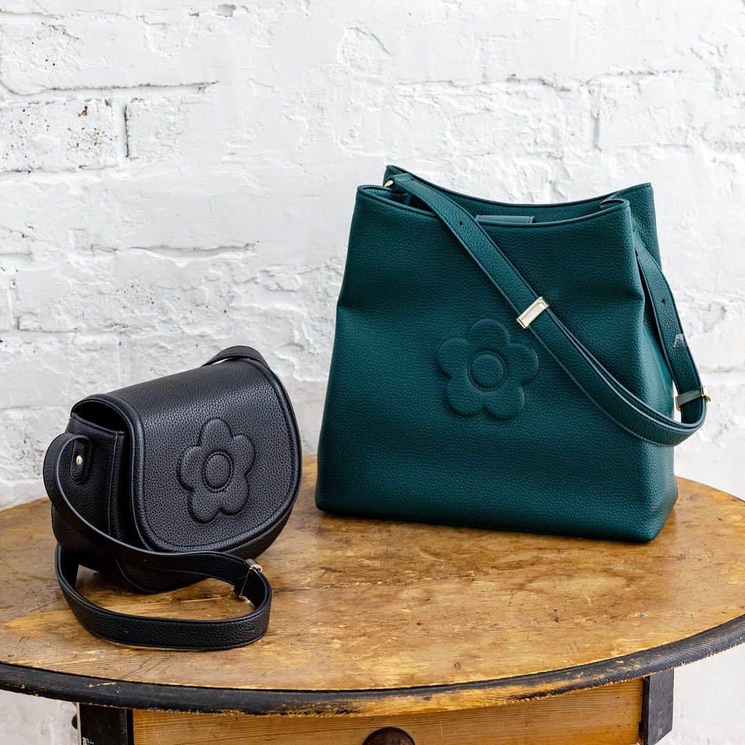 MARY QUANT officialのインスタグラム：「- #シュリンクデイジーエンボスショルダー #シュリンクデイジーエンボストート - #MARYQUANT #2023AUTUMN #NEWITEMS #FASHION - #マリークヮント #ショルダー #ショルダーバッグ #トート #トートバッグ」