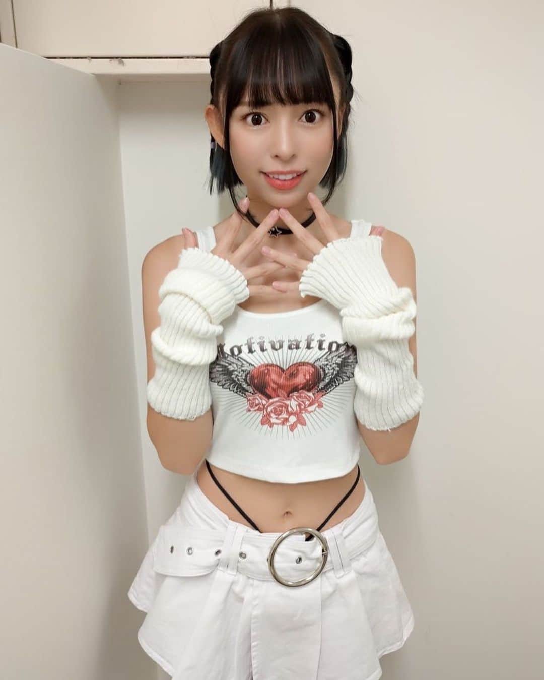 寺坂ユミさんのインスタグラム写真 - (寺坂ユミInstagram)「Y2K🤍  ポーズはデレマス城ヶ崎姉妹を意識したよ！カリスマギャル⭐️  #Y2K#y2kfashion#白コーデ#shein#グラビア#ボブヘアアレンジ」10月11日 16時17分 - 129ym