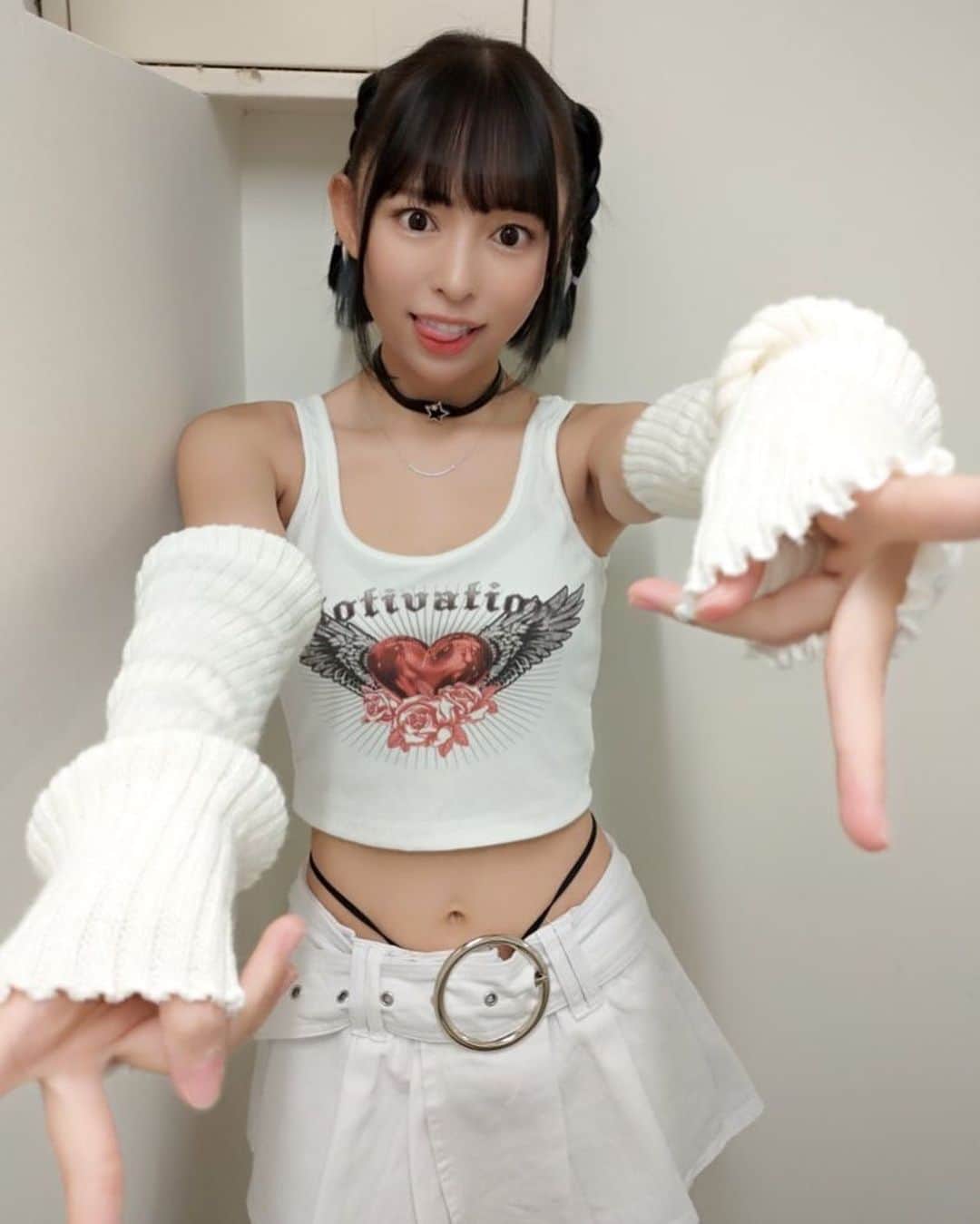 寺坂ユミさんのインスタグラム写真 - (寺坂ユミInstagram)「Y2K🤍  ポーズはデレマス城ヶ崎姉妹を意識したよ！カリスマギャル⭐️  #Y2K#y2kfashion#白コーデ#shein#グラビア#ボブヘアアレンジ」10月11日 16時17分 - 129ym