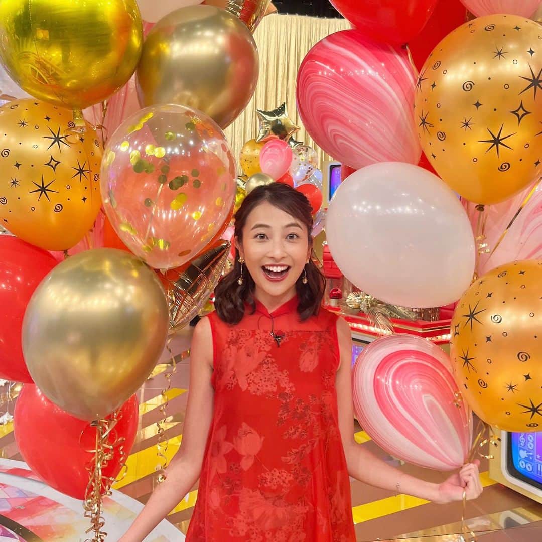 日比麻音子のインスタグラム：「スタジオの風船に はしゃぐ🎈🎈🎈  #オオカミ少年 #ハマダ歌謡祭 #ディズニーSP #皆さんの歌声を聴いて興奮が止まらない日比 #TVer 配信中です」