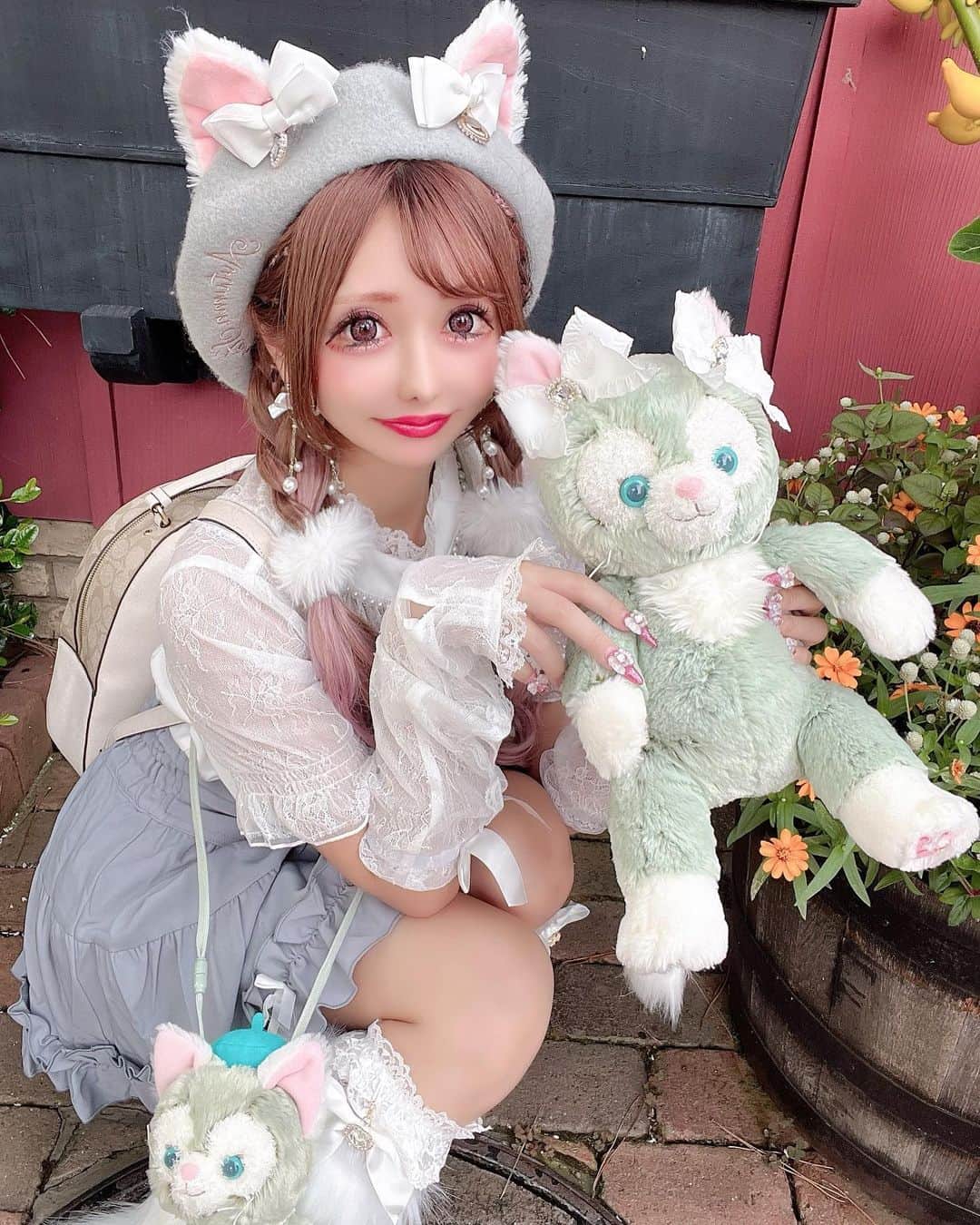 のインスタグラム：「🤍ジェラートちゃんコーデ🤍 初〜🫶元々ぬいぐるみは 持ってたから ベレー帽とポシェット買った🙌  お洋服はぷりめろちゃん (@marsofficialjapan )  足のもふもふは SHEINのだよっ🎀🐰🎀  #ディズニー  #ディズニーコーデ  #ディズニーシー  #ディズニーグッズ  #ジェラトーニ  #ジェラトーニコーデ  #プリメロ  #プリメロコーデ」