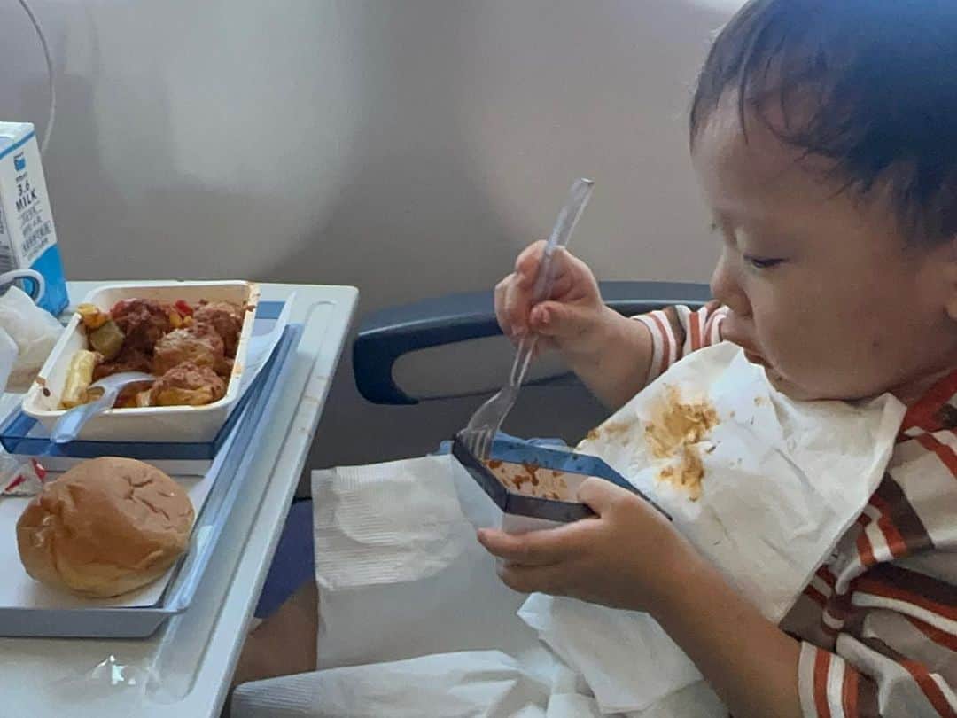 江原千鶴（エハラチヅル）さんのインスタグラム写真 - (江原千鶴（エハラチヅル）Instagram)「エハラ家が７人家族になってから、初の海外へ‼️  うたくんは赤ちゃんの時にHawaii、Guam行ってるから、4歳にして3度目海外😳  はじめてチャイナエアラインに乗ったよー。チャイルドミールのペンネが美味しくてとわくん爆食いw  私とパパはフルーツミールにしたよ✨ 普通のミールも美味しかったみたい‼️  モニターで映画も色々見られるから、全く困らなかった！とにかく移動慣れはしてるから余裕だったw  ホテルは子連れなので、立地の良さとプールありで選んだリージェント台北。  基本の部屋の作りが広くて、スタッフさんが優しくて、朝食ビュッフェも豪華で、めっちゃ快適でした😆  ホテルの周りはご飯屋さんも、おしゃれなカフェも、デパートも、なんでもあるー！  台湾はタクシーが安くて、流しのタクシー沢山いるから、タクシー移動が便利だった！  タクシーはほぼカード使えないと思って現金は用意してね。 そしてお釣りたくさん持ってない運転手さんが時々居るから、細かいお金があった方が良い。  クレジットカードが差し込みタイプじゃなくて、タッチがメインっぽくて、反応しなかったり出来ないこともあったけど、コンビニとかApple Payが使えたから、ウォレットにクレカ追加しておくと良いかも。  ずっと降水確率90%予報だったのに、昼間は傘をさすこと無かったから、本当に良かったー！！ 台湾の思い出まだまだ続きます…  #子連れ台湾#チャイナエアライン#リージェント台北 #台北中山 #エハラ家台湾旅」10月11日 10時55分 - eharachizuru