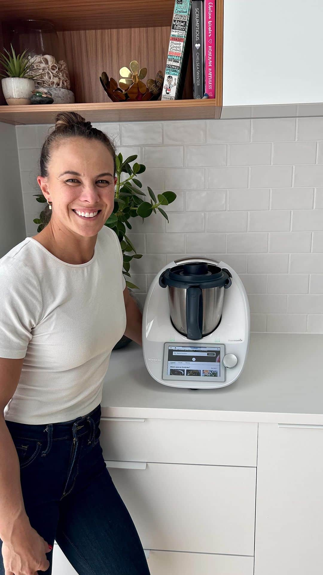 リサ・キャリントンのインスタグラム：「I recently got a @thermomixnz TM6 and I honestly can’t get enough of it! Being able to cook nutritious food from scratch quickly and with no fuss is a game changer for me - especially during big training weeks.   What’s cool is that when you buy a Thermomix® you get a tailored session with a consultant who shows you all the bells and whistles by making something using the Cookidoo® recipe platform (which has over 80,000 guided recipes… it’s quite mind blowing). My consultant Ruru helped me to whip up a flavour-packed vege stock paste. It was so easy to make and something I would have otherwise bought off the shelf.   If you’re keen to give one a test drive, go ahead and book a demo #thermomixnz #thermomix #ad」