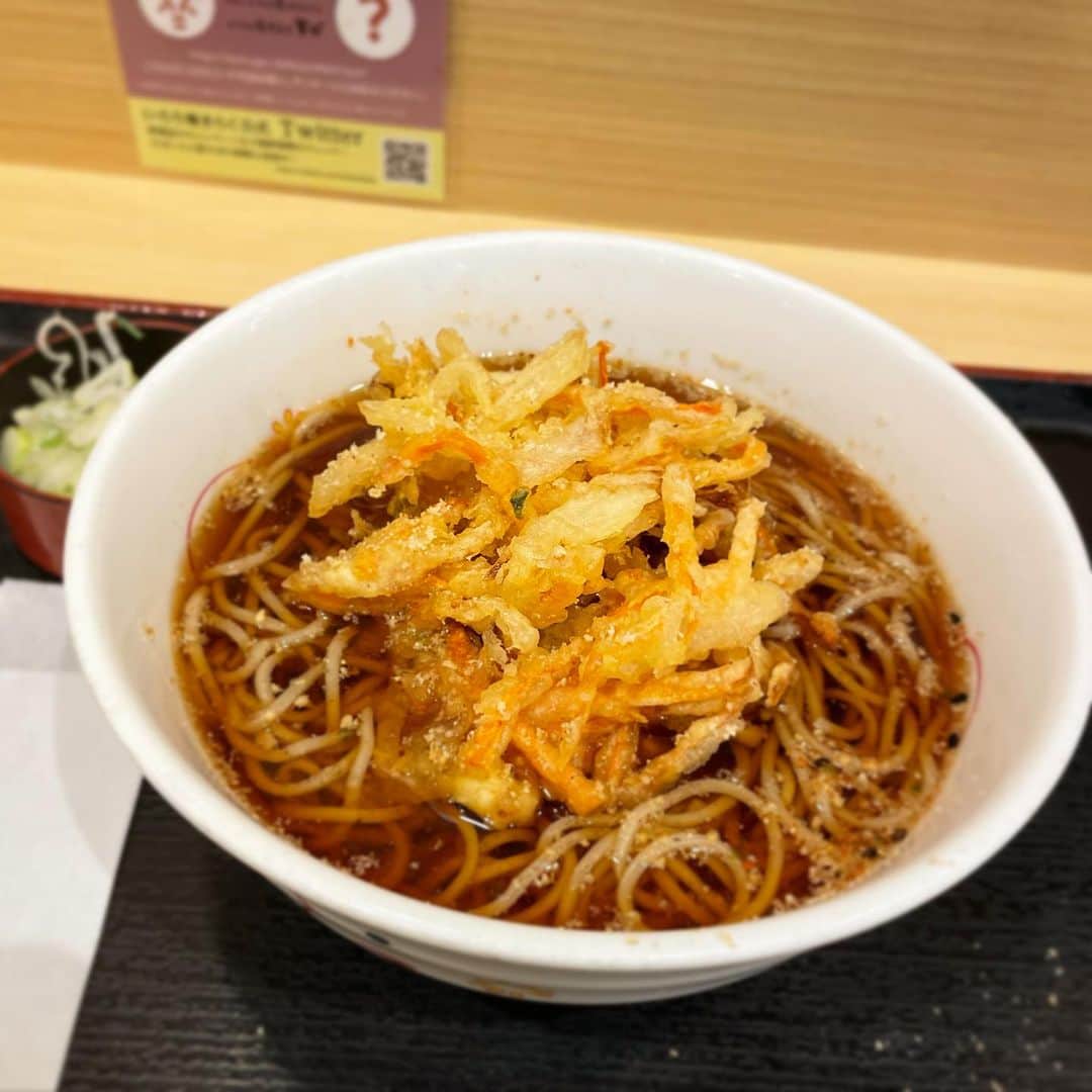 木村ひさしのインスタグラム：「最高のおっさんの朝ごはん。 いろり庵きらく　かき揚げそば #最高のおっさんの蕎麦」