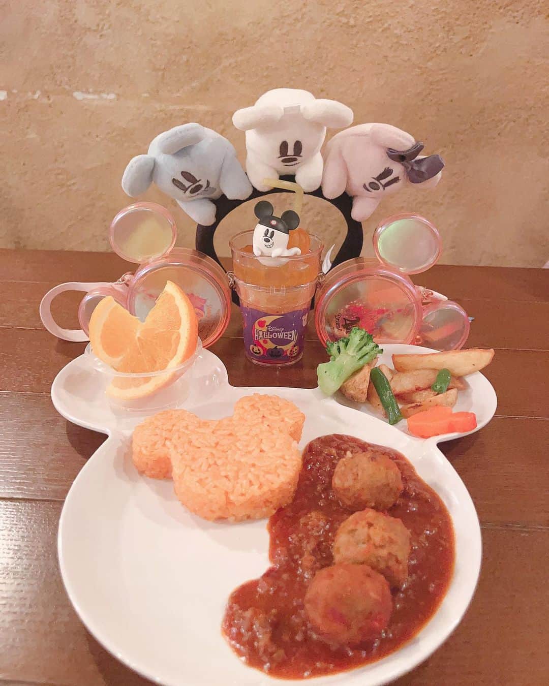 のインスタグラム：「お子様ランチ〜🤍🤍 3枚目にてくてく 動画載せたっ🙌  #ディズニー  #ディズニーコーデ  #ディズニーフード」