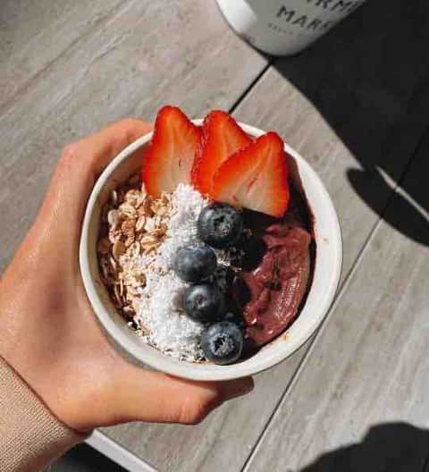 Sambazonのインスタグラム：「アサイーボウルは、食生活の乱れや、疲れた時のリカバリーフードとしてもオススメですよ💜  かつては、ブラジル柔術のグレーシー一族やプロサーファーが練習の後に、アサイーボウルを食べて疲労回復のサポートをしていたそうです👍🏻  #アサイー #アサイーボウル #柔術 #サーファー #ブラジル」