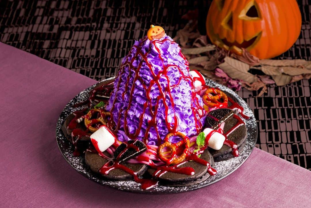 EGGS ’N THINGS JAPANのインスタグラム：「10月17日（火）からハロウィン限定パンケーキが登場🎃👻  今年のハロウィンは真っ黒パンケーキに紫いもホイップクリームをのせた「 #ハロウィンパーティーパンケーキ 」🎉仮装してハロウィン限定パンケーキをご注文いただくとドリンクチケットがもらえるキャンペーンも🌈  ぜひ、Eggs ’n Thingsでハロウィンを楽しんでください✨  ==== ⁡ ハロウィンパーティーパンケーキ 販売価格：1,800円（税込1,980円） ※テイクアウトはご利用いただけません。  販売期間：10月17日（火）～10月31日（火） 取扱店舗：国内全店舗 ※仕入れ状況により、食材を変更する場合がございます。  ⋆⋆⋆✂️⋆⋆⋆⋆⋆⋆⋆⋆⋆⋆⋆ ⁡ ☆各店舗のInstagram開設いたしました！☆ 店頭のQRコードを読み取るかInstagram内で検索してぜひフォローをお願いします😆 ⁡ #エッグスンシングス #カフェ巡り #カフェ部 #ランチ #期間限定 #パンケーキ部 #グルメ #東京グルメ #関西グルメ #パンケーキ #ハロウィン #ダーク #紫いも #スイーツ #新作スイーツ #新作 #ハワイ好きな人と繋がりたい #グルメ好きな人と繋がりたい #eggsnthings #food #instacafe #cafe #foodstagram #pancakes #lunch #instafood #yummy #boo #halloween」