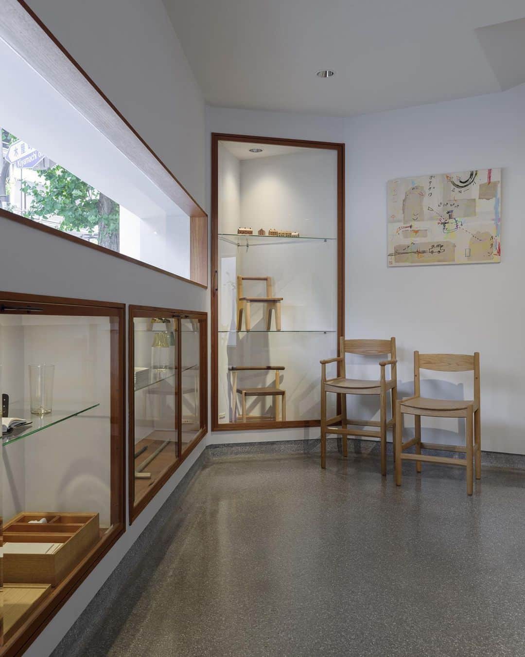 ARTS&SCIENCE official accountさんのインスタグラム写真 - (ARTS&SCIENCE official accountInstagram)「・ ikken 家具受注会 2023  設計室と家具工房が一体となったユニット“ikken”による家具の受注会を、京都のHINで開催中です。A&Sでは3年ぶりとなる本企画。新作を含め35種類に及ぶ家具や木工品をご覧いただきます。  本展では、前回の展示で発表されたFIRST CHAIRの関連作品となるSECOND CHAIRをはじめ、Desk-MAMEなどikkenがA&Sのために考案し、双方で話し合いを重ねながら完成に至った家具を中心にご紹介しています。また、椅子の座面張地にA&Sの生地や革を選んでオーダーいただける新たな試みも。 建築家と家具職人の考えが共存するikkenの家具が多数集う貴重な機会です。皆さまのご来店を心よりお待ちしております。  ikken 家具受注会 2023 HIN / Arts & Science, Nijodori Kyoto 2023.10.5 (Thu.) - 10.22 (Sun.) 11:00 - 19:00 ikken在店予定: 10.14 (Sat.), 20 (Fri.) 火曜定休 / Closed every Tuesday  A&S DAIKANYAMA 2023.10.26 (Thu.) - 11.12 (Sun.) 11:00 - 19:00 ikken在店予定: 10.26 (Thu.), 28 (Sat.), 11.11 (Sat.), 12 (Sun.) 火曜定休 / Closed every Tuesday  @takato_yoshida_ikken  @arts_and_science  詳細はWEBサイトのメニュー [ Events ] にてご覧いただけます。プロフィールのURLからご覧ください。 For more details, tap the link in our bio.  イベントの詳細についてのお問い合わせは開催店舗、またはWEBサイトのコンタクトフォームよりご連絡ください。 For shop event inquiries, please contact our shops directly or use our contact form from our oﬃcial web page.  #ikken #artsandscience #hinartsandscience #artsandsciencedaikanyama」10月11日 11時03分 - arts_and_science
