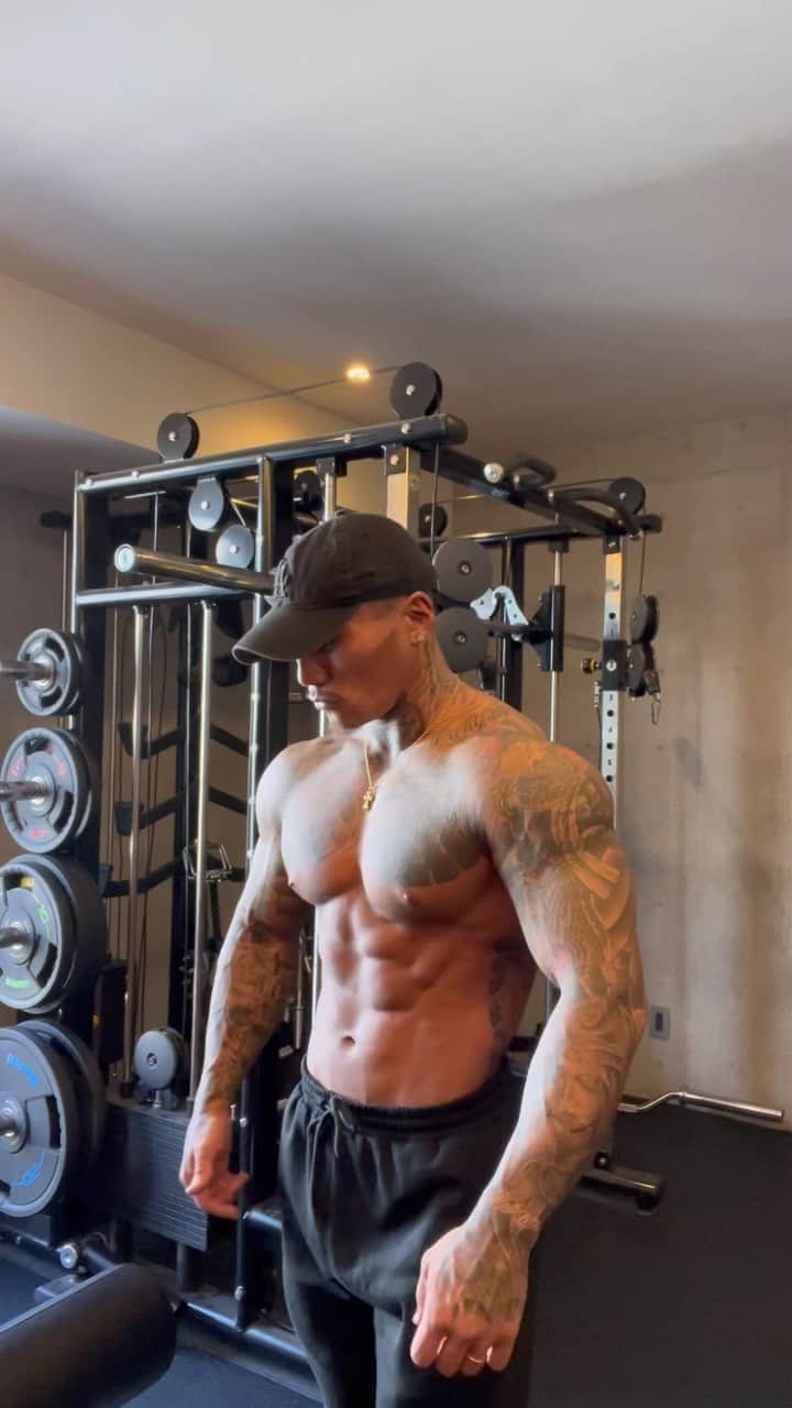 中村直輝のインスタグラム：「#physique#bodybuilding#japan#japanese#tattoo#japanesetattoo#diet#bulk#training#fitness#workout#gym#fwj#ifbb   フルパワーでポーズする🔥🔥🔥」