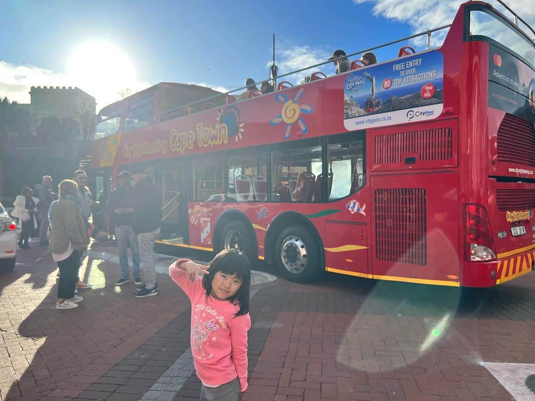 榎戸教子さんのインスタグラム写真 - (榎戸教子Instagram)「「ママ、ハートを作ろう！」 と可愛いことを言うようになりました。 ハートを2つ作りたかったそうです。  南アフリカ・ケープタウン、 いつか住んでみたい街の1つになりました。  初めて乗った観光バス。 ケープタウンの街をぐるりと周るのにオススメです。  このあとはナミビアへ！  #worldtraveler #trip #southafrica #capetown #tablemountain #lionshead」10月11日 11時04分 - noriko_enokido