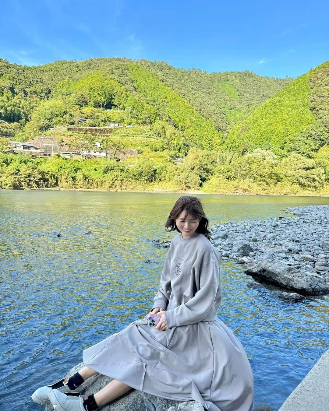 中谷あすみさんのインスタグラム写真 - (中谷あすみInstagram)「一度は行ってみたかった場所 高知・四万十川✨  のどかな場所で良かった☺︎ 岩間沈下橋も素敵でした💓  #岩間沈下橋 #四万十 #四万十川 #高知旅 #四国旅 #あすみ旅 #tripgram #ヒルズアべニュー#日本最後の清流」10月11日 11時05分 - asumi_naa