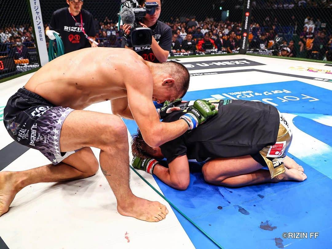 RIZIN FF OFFICIALさんのインスタグラム写真 - (RIZIN FF OFFICIALInstagram)「#RIZIN_LANDMARK6 Match,12 “𝐒𝐜𝐫𝐚𝐦𝐛𝐥𝐞 𝐃𝐞𝐛𝐮𝐭 𝐖𝐢𝐧” ---------------- @shokohsato defeats @shinobu_ota_mma by Split Decisions.(1-2) #rizin #rizinff #mma #fighter」10月11日 13時00分 - rizin_pr