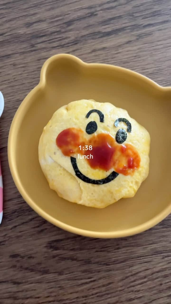 HISANAのインスタグラム：「what my toddler eats in a day👧🏻 1歳10ヶ月すずちゃんの1日の食事記録🍽️  ランチはアンパンマンのオムライスにしてみた🥰 アンパンマンって気づいて喜んで食べてくれてよかった〜🩷  この日は同じコンドのお友達家族と遊んで夜ごはんも一緒に🥟🫶 Tim ho wan去年のシンガポール旅行ぶりに食べたけど美味しかった😋  #1歳女の子#1歳10ヶ月#海外移住#フィリピン#マニラ#海外子育て#海外で子育て#幼児食#幼児食記録#幼児食メニュー#22months#manila#whatmytoddlereats」