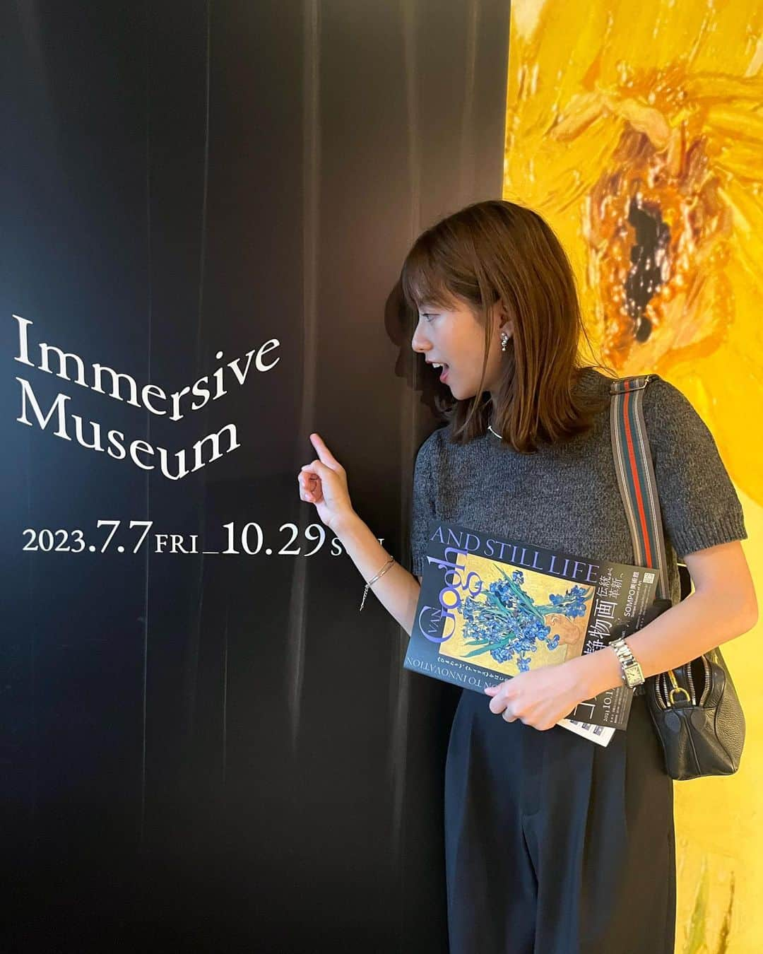 後藤楽々のインスタグラム：「イマーシブミュージアム＆ゴッホ展  東京に遊びにきてくれた母と行ってきました！  とにかく新しい！  こんなにも絵に引き込まれたのは、初めてでした。  絵が動く美術館。  次はなんの絵が見られるんだろうというワクワク感、目を瞑ったらもったいない！と思うほどの壮大な演出。  ただ見るだけでなく、 映像や音楽と共に、絵を楽しむのは まるでコンサートに行ったような気分になれて、満足感たっぷりでした  次回も是非とも行きたい！  素敵な経験になりました😌  @immersive.museum」