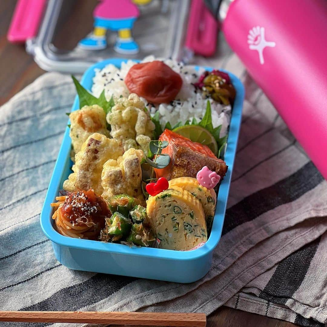 はらぺこさんのインスタグラム写真 - (はらぺこInstagram)「今日のお弁当  ♪竹輪の磯辺揚げ ♪さつまいもの天ぷら🍠 ♪ミートスパゲッティ ♪ねぎ入りたまご焼き ♪オクラのおかか和え ♪焼き鮭 ♪ごはん.梅干し.お漬物  1日中私のストーカーさん🤭 #お弁当 #娘弁当 #お昼ごはん #おうちごはんlover #フーディーテーブル #おばんざい #焼き鮭 #定食 #朝時間  #チーム早起き #日々の暮らし #丁寧な暮らし #heyletsgo #磯辺揚げ #幼稚園弁当 #常備菜 #野菜 #食育 #料理 #家庭料理 #クロワッサンお弁当部 #社会人 #娘弁当 #和食  #お弁当が知ってる家族のおはなし #ハイドロフラスク #てづくりごはん365 #おうちごはん #トイプードル男の子 #トイプードル」10月11日 11時10分 - n.harapeko