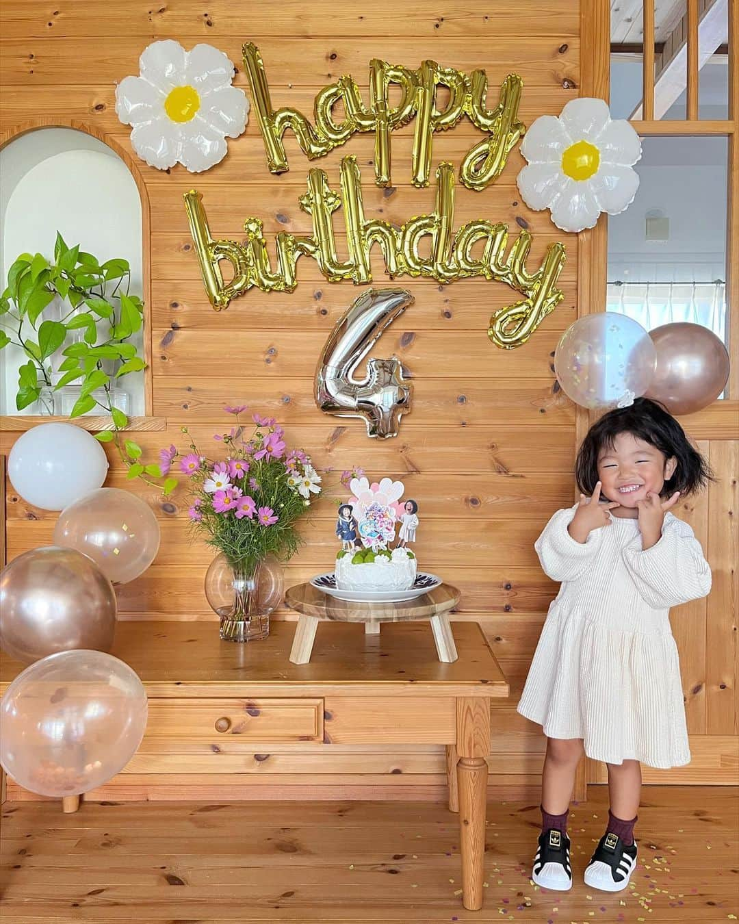 aco.さんのインスタグラム写真 - (aco.Instagram)「📷2023.10.10  #4歳誕生日  娘、4歳になりました！  赤ちゃんの頃の投稿をしていたのが ついこの間のように感じるのに もう4歳だなんて！  すごくじっくり子育てをしたつもりなのに 4年経つと、息子の時と違って 赤ちゃんの頃の記憶が曖昧なところもあって 自分にびっくりします😂  （息子の時は1人と向き合えたから 　その差なのかもしれないけど🙄）  1学期は5月の連休明けから 泣いたりグズグズ言いながらの登園でしたが 2学期は驚くほど元気に幼稚園を楽しんでいて 休みの日が来ると「やすみたくない〜！」と言うほど  （それは小さい頃の息子も同じでした！ 　家に居ても遊び相手がいないからかな😂）  少し前から幼稚園の玄関でバイバイできるようになったし 何かあった時に 「だいじょうぶやで！」なんて 声をかけてくれることもあるし こんなに小さいけど ちょっと頼もしさも感じます  メンタルリープっていうのか 子供って内面が成長する時に 葛藤があったりして よくぐずぐず言う気がするのですが 最近は落ち着いている時期なのか 会話もよく通じて 娘と話していると楽しいなぁと思います  （でも4歳（ほぼ3歳）ならではの 　会話の蛇行っぷりに笑える） . . 今年は誕生日に役員会が重なったりして バタバタでしたが 娘の誕生日頃にいつも綺麗に咲く コスモスを飾りたくて産直で買ってきました  産後、綺麗なコスモス畑を見た空気感が 忘れられなくて😌  娘のワンピースは 先日、久々に買い物に出かけた時に H&Mで娘が自分で選んだ服の一つ  （もう一つは男の子みたいな 　トレーナーとデニムのセットアップ）  お下がりをたんまり頂いているので あまり買わないけど 自分で選んで試着して楽しそうでした☺️  靴はサンダル、長靴の他に 幼稚園用の一足しか持ってなくて笑  流石にサンダルは履けない気候になってきたので お出かけ用に買ったもの  気に入って今は部屋の中で履きまくっています笑  髪を切って子供らしくなったなぁ〜って思うけど pic1とかちょっとお姉さんになってるやん、って思ったり🥹  近頃、旦那さん方の甥っ子姪っ子に めちゃくちゃ顔がにてきたなぁと思うけど （多分、旦那さんの家系の血が強め🤣✨） pic6、私が小さい頃の写真にそっくりです😁 . . . 最後の動画、めちゃくちゃ長いのですが 写真を撮っていたら何故か急に歌い出して🤣  教えた訳ではないけど すごく好きで覚えてるYOASOBIの『アイドル』  同じクラスの『アイドル』仲間と一緒に歌うからか 更に覚えてきました （その子はもっと完璧に歌える🤣🎤）  写真を撮る時にケーキに プリキュアと娘の写真の ケーキトッパーを刺して出してあげたら 「え！！！天才的なアイドル様やん！！！！！」と 謎のリアクション頂きました🤣 . . . . . #aco子育て記録 . #誕生日フォト #バースデーフォト  #季節を楽しむ暮らし #ムクリ #マイホーム #木の家 #平屋 #平屋建て #平家の家 #平家住宅 #平屋暮らし #リビングインテリア #こどものいる暮らし #こどもと暮らす #子育てを楽しむ #4歳 #4歳女の子 #10月生まれ #幼稚園児 #こどものいる暮らし #こどもと暮らす #子育てを楽しむ  #11歳差子育て #年の差兄妹 #年の差育児  #暮らしを楽しむ家づくり #暮らしの記録 #日常の記録 #日常を楽しむ #日常を楽しく .」10月11日 11時17分 - aco.chaaaaan