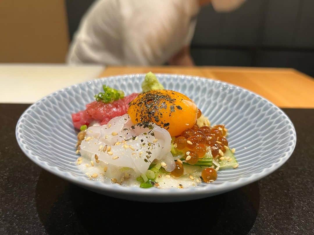 のインスタグラム：「Bakudan  Made from chef Hato san   For reservation: 099.606.0013 Or Line ID 027126639  #sushikanda #sushi #japanesecuisine #sashimi #foodporn #aroi #aroiibkk #ginraidee #paigingun #wongnai #edtguide #bkkmenu #starvingtime #寿司神田 #寿司スタグラム #鮨 #寿司 #すし #バンコク寿司 #銀座グルメ #赤酢 #横井醸造」
