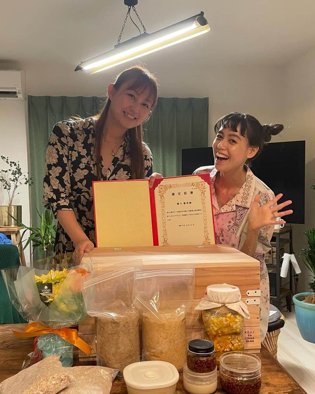 優美のインスタグラム：「- 初級麴士になった！  麹のパワーがとても素晴らしいので 勉強してどこでも作れるようになりたいと思って取りました😊🌾  ロコもいるから特別に自宅で教えてもらったよ♡  出来立ての麴はもう可愛くて可愛くて、、🩵 Specialな時間をありがとー!!  私の師匠であり、高校の友達みゃーちゃん。 @myaachan05   なかなか高校のときの友達とも会わないから良ききっかけとなった「麴」  これからもっと勉強して！ 麴マスター目指すぞ💪🏻🔥  毎日応援してくれて、 サポートしてくれて、 ありがとう💛💛💛 @rickeyhirokawa   まいてぃも授賞式撮影してくれて ありがとう😊 @mighty.harukastagram」