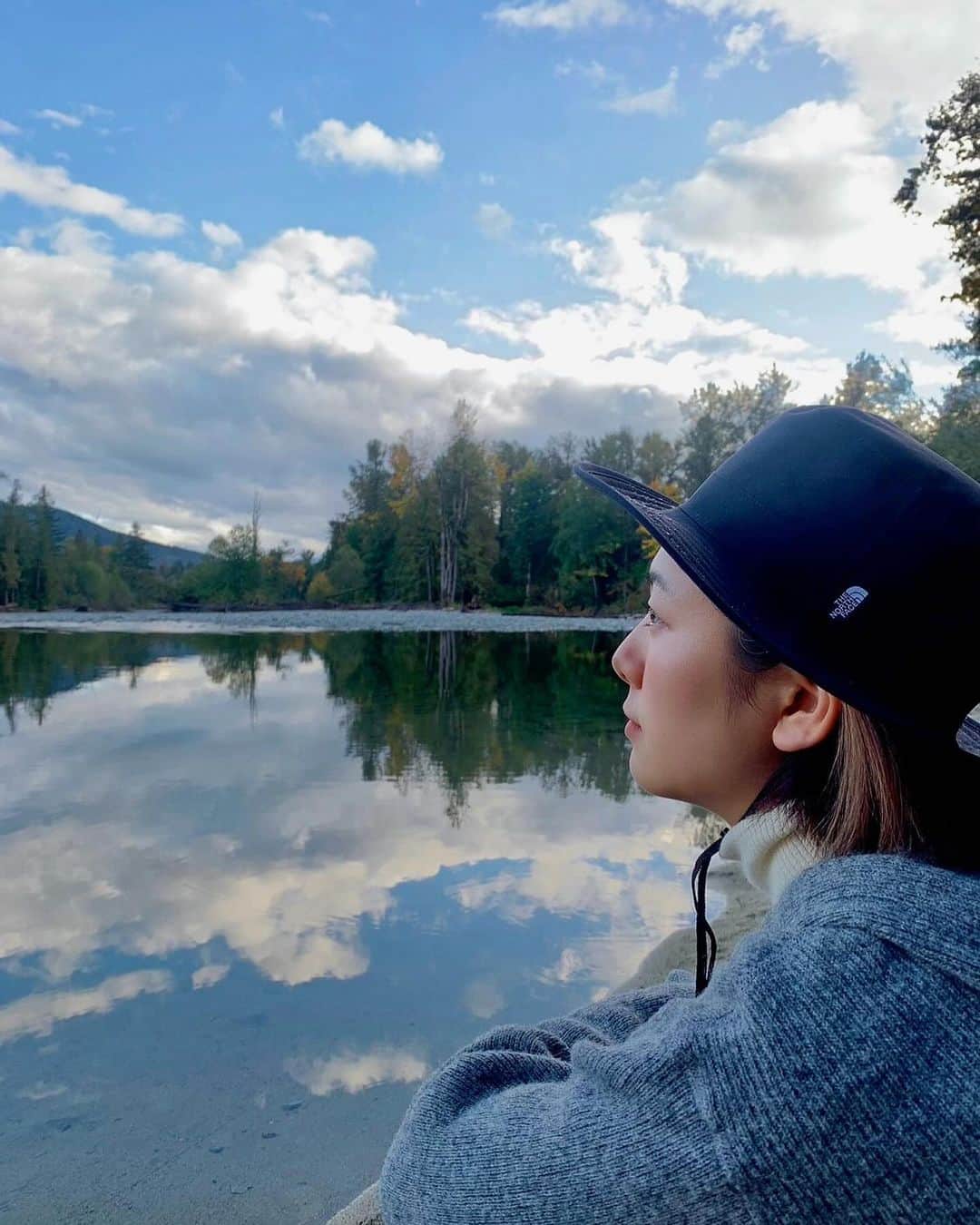 のインスタグラム：「キャンプに来ています🏕️  川はきれいで火はあったかい！」