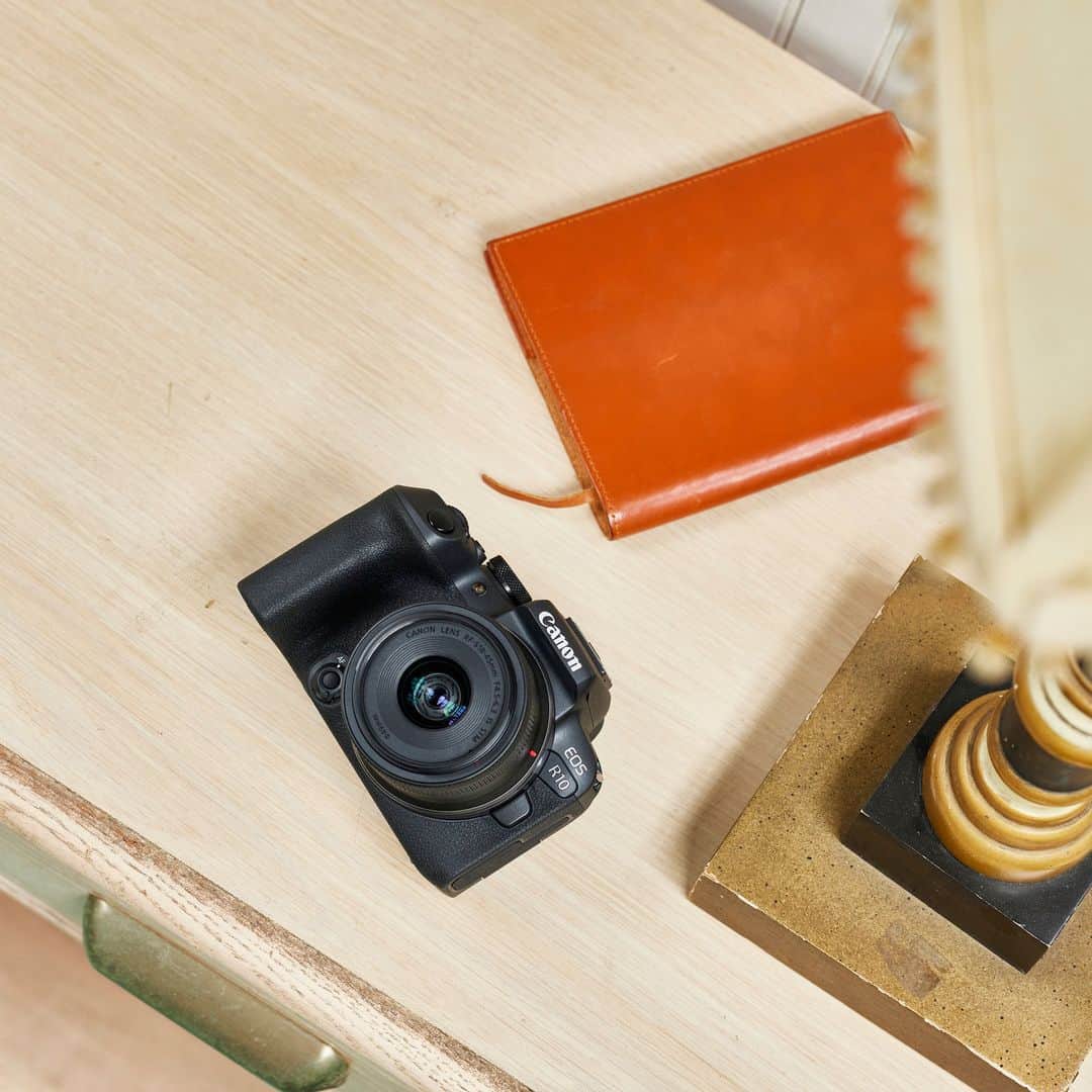 LIFE with CAMERAのインスタグラム：「写真も動画もより軽快に、十人十色の表現にフィットするミラーレスカメラ「EOS R10」。 . APS-CサイズのCMOSセンサーを搭載し、小型・軽量設計なので持ち運びも軽がる。メカシャッター時15コマ/秒の高速連写や、高精度なオートフォーカスで、人物だけでなく犬・猫・鳥などの動物や乗り物（モータースポーツ）も検出が可能。 かんたんに撮影できる機能も充実しているので、これからカメラを始める方にもおすすめです。 .⠀ 詳細はプロフィールURLからご覧ください。⠀ → @canon_eosm . #EOSR10 #R10 #LIFEwithCAMERA #LIFE_with_CAMERA #カメラのある生活 #Canon #キヤノン #EOS #powershot」