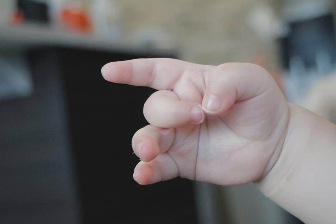 Canon EOS Kiss公式［with Kiss］のインスタグラム：「.@baby_emfk さんからの一枚。 「かわいいおてて✋」 . ★KissユーザーとEOS R50ユーザーの皆さんの写真をご紹介！ . キヤノンEOS Kissで撮られた写真に 「 #Kissカメラ 」をつけて投稿いただいた 皆さまの写真をご紹介します。 . キヤノンEOS R50で撮られた写真に 「 #Kissカメラ 」に加え、「 #EOSR50 」をつけて 投稿いただいた皆さまの写真をご紹介します。 . #eoskiss シリーズのミラーレスカメラ「EOS Kiss M2」。 小型・軽量ながら人物の「瞳」を追いかける瞳AF機能を搭載するなど、 動き回るお子様の撮影でも、大切な一瞬を逃しません。 . 一眼レフKissでは、「EOS Kiss X10i」が好評発売中！ Kissシリーズの【かんたん、きれい、コンパクト】をEOS Rシステムとして実現した「EOS R50」が好評発売中！ . . #EOSKissM2 #EOSKissX10i #EOSKissX10 の詳細は、 本アカウントのプロフィール（ @with.kiss ）のURLから。 . #EOSKissM2 #EOSKissX10i #EOSKissX10 #EOSR50 #KissisMyLife #eoskiss #withkiss #キヤノン #canon #eos #kissカメラ #育児 #子育て #親ばか #こども #子供 #写真」