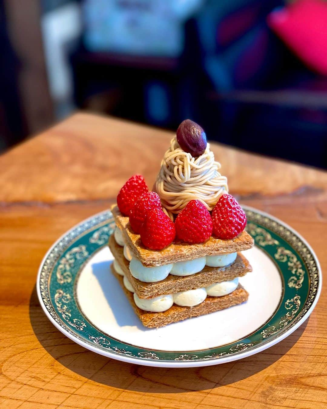 リスカフェさんのインスタグラム写真 - (リスカフェInstagram)「夏苺と和栗のモンブラン🍓🌰  今の季節だけの限定です。 年明けまでご用意予定です。  #ミルフィーユ #苺 #苺ミルフィーユ  #和栗モンブラン #和栗モンブランミルフィーユ #モンブラン #リスカフェ #高田馬場グルメ #山手線グルメ #西武新宿線グルメ #東西線グルメ #副都心線グルメ」10月11日 11時32分 - res_cafe