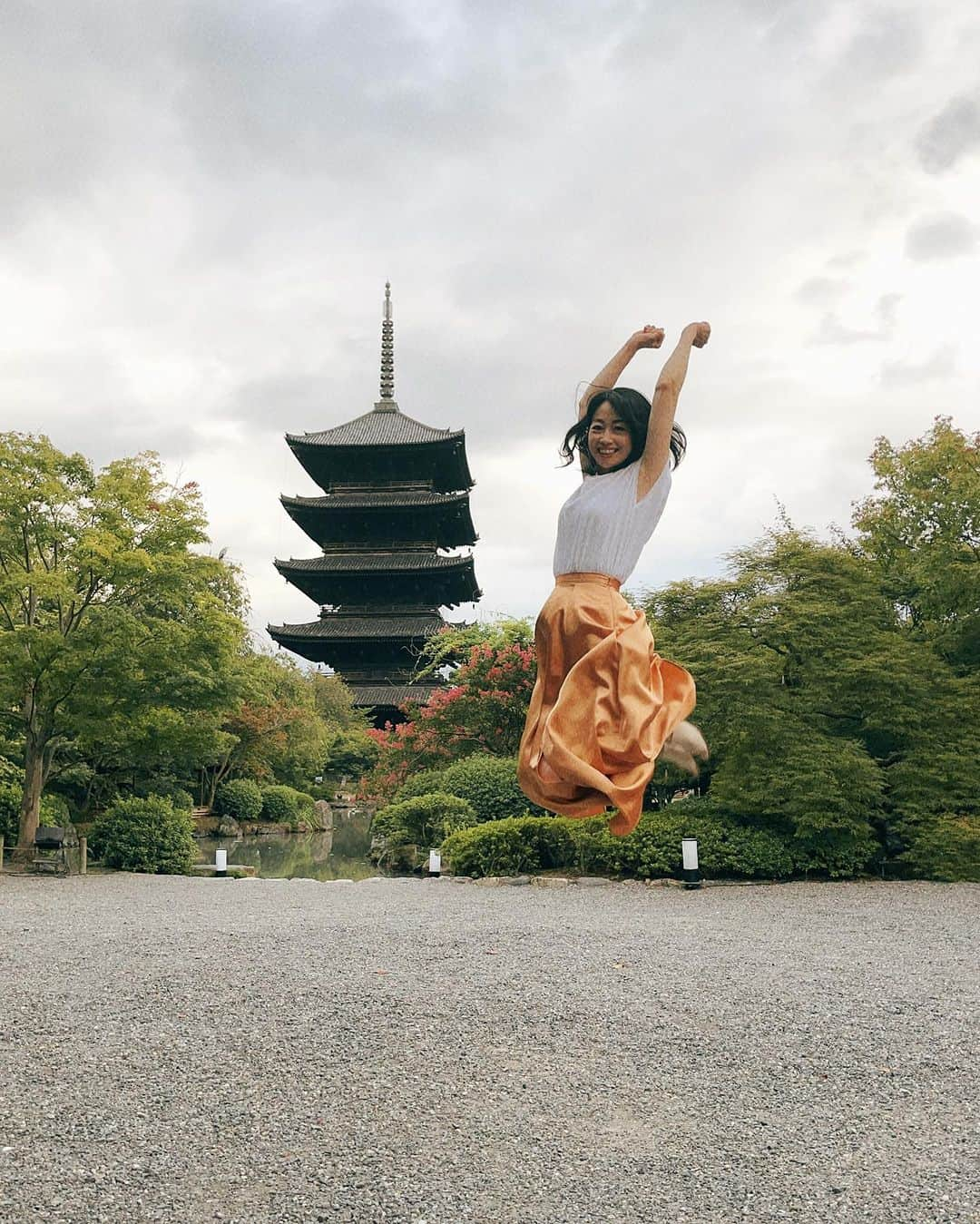 肘井美佳さんのインスタグラム写真 - (肘井美佳Instagram)「I had the opportunity to participate in the show I was on before once again. This time, I went to Kyoto. Stay tuned!  以前出演させて頂いた番組、「ハーフタイムツアーズ」にて 再び旅に行ってまいりました！  前回は”サンライズ出雲で行く出雲大社ツアー”でしたが今回の目的地は  京都！  楽しみにしていてもらえると嬉しいです(^^)  旅ってワクワクしますよね… 心が踊り、思わず飛んでしまった瞬間をお届け！  以下詳細です  10/12(木)、10/13(金) 8:00〜8:15 テレビ東京「旅スルおつかれ様 ハーフタイムツアーズ」  2日にわたる放送になります。  また、ハーフタイムツアーズは公式youtubeチャンネルがありますので、 番組が放送されない地域にお住まいの方、見逃してしまった方も、 そちらにて観る事が出来るのです！ （いい時代だ〜）  前回のサンライズ出雲の旅もありますので、 未見の方は是非！  #halftimetours #clubtourism #kyoto  #ハーフタイムツアーズ #クラブツーリズム #京都 #秋の京都 #控えめに言って最高 #同行したマネージャーが沢山沢山写真を撮ってくれました #バシバシ出していきます」10月11日 11時43分 - mikahijii