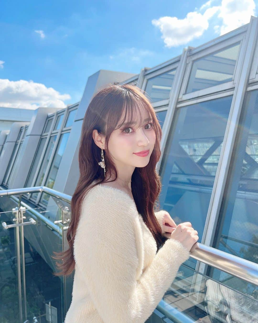 小越しほみのインスタグラム：「FaW TOKYO(ファッションワールド東京)【秋】 @fashionworld_dgに行って  @balisenyum のブースで頂いたイヤリング 好みすぎて速攻つけてしまった🤍  本物のお花を使ってる自然素材アートジュエリーなの🌸  顔タイプフェミニンはこういう曲線多めで 存在感ある物が相性いいから特におすすめ🫶🏻  あと @niconeru_jp のクレイで作られたアクセも コロンとした形で色合いも優しくて可愛かった☺️  意外と軽いしコーデのポイントになっていいよね✨  こちらで頂いたイヤリングも はるかちゃんと一緒につけてみたよ💞  あとは @ekbon_official のヘアアクセも シンプルだけど個性的ですきだったなぁ😌  ネクタイなどを再利用したものもあって 今回もサステナブルなブースが多く感じた！🌎  FaW TOKYOでは様々なファッション商材が出展する総合展だから関連のお仕事をしてる方は特に直接見て企業さんの説明を聞いたりできるいい機会になるよ✨  私も今自分のブランドを作ってるから ヒントになることも多く参考になりました🌙  また次回も楽しみ💭  .  .  .  .  .  .  #PR #fawtokyo #FaWTOKYO_spirit #デジタルファッション #サステナブルファッション #フェムケア #メタバース #サステナブルコーデ #サステナブル #ファッションワールド東京 #fashionworldtokyo #ioft #イヤリング #balisenyum #ekbon #niconeru #ニコネル #アクセサリー #自然素材 #accessory #earrings #ロングヘア #ゆる巻き #東京ビッグサイト #ビックサイト #ファッション #国際展示場 #フラワーイヤリング #ピアス #アクセ」