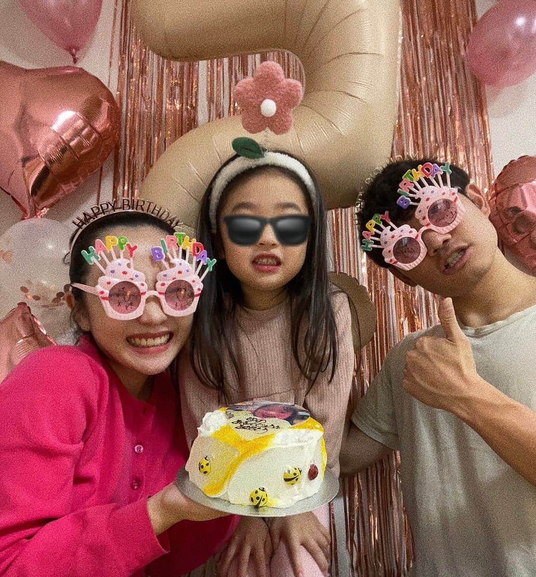 のインスタグラム：「5歳おめでとう🎉🎈🎉  本当に5歳児難しい！しかでてこない笑  多分いろんなことを経験してきて知識もついてきて言いたいことあるんだけどまだうまく言葉が出てこなくて苛立ちっていうのもあるのかとってもぐずりやすくなっている！笑  一つ一つ答えを導くように聞くようにはしてるけどそうでない時もあるし、、笑  こちらが泣きたいよと思うことが増えてきた笑！！！😂😂😂😂  2歳イヤイヤ期乗り越え魔の3歳を終え4歳の壁を乗り越えた？と思ったら次はまた5歳のプチ反抗期?笑(五歳の壁らしいよ笑)  うん。もう終わりはない笑  うん。ママを信頼してくれてるってことだよね？！ 昨日か一昨日くらいにいいよどんとこい！って開き直ったよ？笑😂😂😂😂✨ 外でも頑張ってるんだもんね！！！って自分にも言い聞かして笑  ゆのの気持ちも大切に。 でも自分の気持ちもメンタルももっと大切に。 をモットーに笑  そしてゆんさん最近は絵にハマっています🖼️ 今年は子どももいけるような美術館たくさん行こうかなと🫣✨  おうちにゆの美術館を作る予定🗓️笑  将来の夢は助産師さんと絵描きさんとアイドルらしいです笑  いろいろな経験をさせて色々なものを見てもらいたいです⭕️✨  また一年突っ走っていきます👏👏👏✨ #5歳 #5歳女の子 #新米ママ #頑張ります」