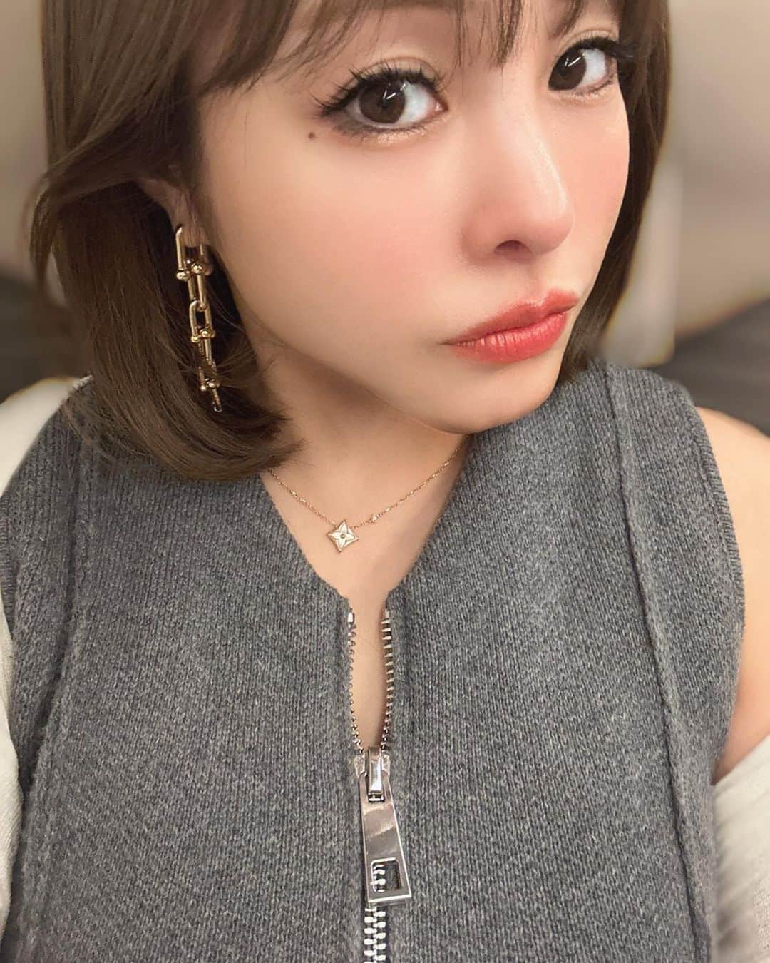 chiyoのインスタグラム：「. ちょっと強めのピアスも良き💛🩵 @tiffanyandco  #Tiffany#ティファニー#ピアス #ハードウェア」