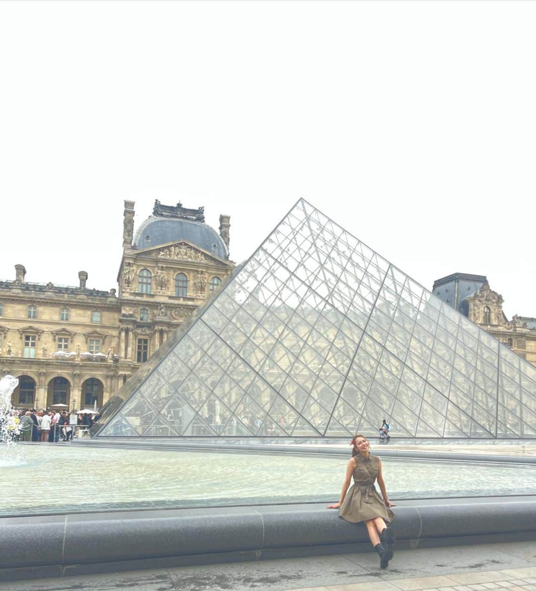 志村玲那のインスタグラム：「#ルーブル美術館 #行ってきたよ  #ルーヴルピラミッド #ルーブルピラミッド #ここは写真撮っただけ #正面からではなく #端っこのほうが空いてるので #portedeslions  #こちらから入ったよ  #行ってよかった #すごい素敵で勉強になった #楽しかった  #パリ1区　#MuséeduLouvre #louvremuseum  #ルーヴル美術館   #onlyparis #Paris #paristravel #paristrip  #パリ　#パリ旅行 #フランス　#フランス旅行　#🇫🇷」