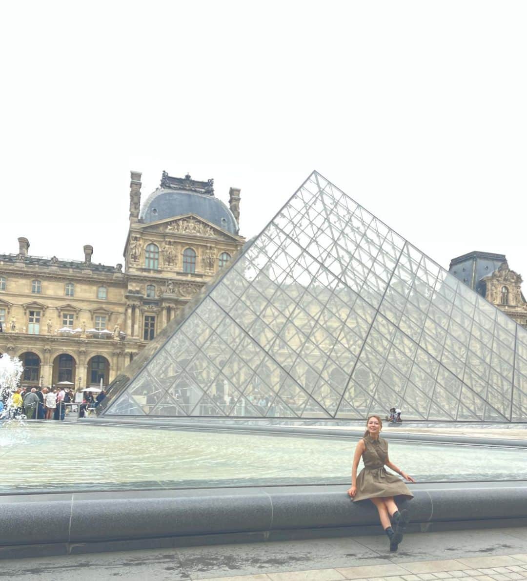 志村玲那さんのインスタグラム写真 - (志村玲那Instagram)「#ルーブル美術館 #行ってきたよ  #ルーヴルピラミッド #ルーブルピラミッド #ここは写真撮っただけ #正面からではなく #端っこのほうが空いてるので #portedeslions  #こちらから入ったよ  #行ってよかった #すごい素敵で勉強になった #楽しかった  #パリ1区　#MuséeduLouvre #louvremuseum  #ルーヴル美術館   #onlyparis #Paris #paristravel #paristrip  #パリ　#パリ旅行 #フランス　#フランス旅行　#🇫🇷」10月11日 11時39分 - rena_shimura