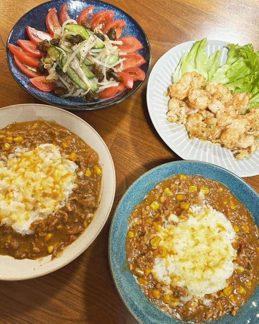 のインスタグラム：「いつものカレーにプラスワン🧀。 あ、 トマトも刻んで参加させてみた🍅。  #西山食堂 #定番ひき肉コーンカレー #エビマヨポン #もやしと舞茸ときのこでチョレギ風ナムル  とろーりチーズがテンション上げル。  残ったカレーは、オムレツにしたりパスタにしたりコロッケにしたり。 卵白絡めて揚げたエビがフワッと優しかった😋 大人様カレーにはバジルペッパートッピング😛🌱  あつあつご飯が美味しい季節🍛。」