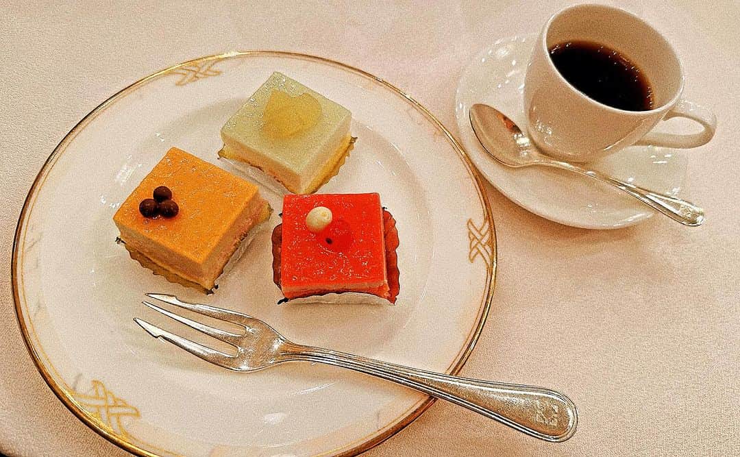 松浦有希のインスタグラム：「ある方のお別れの会にて🙏💐 #ホテルイースト21東京」