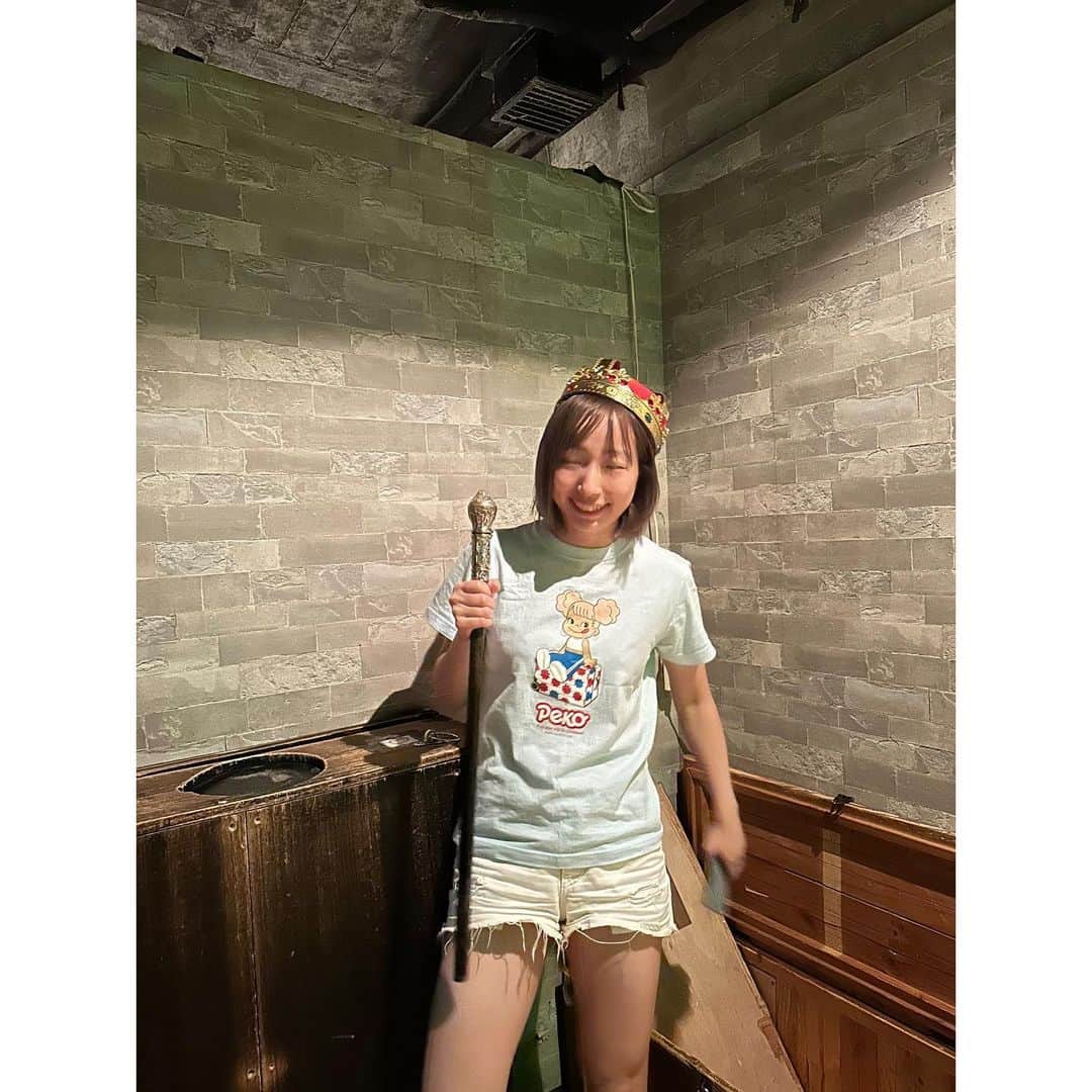 有明ゆなさんのインスタグラム写真 - (有明ゆなInstagram)「東新宿にある 『リアル体験型脱出ゲーム』 @super_escape626 さんに 朝活メンバーで行ってきた✌️ . 朝10:00から 鍵をかけられた部屋から 脱出するために 頭つかいまくった🤣🔥 . たぶんきっと みんなははじめに みつけるであろうものは 最後にみつける３人。 ヒントは2回まで使えるが 頑なにつかわず ここまできたらっていっていた 最終ダンジョンwwwwww だがしかし 1番はじめにみつけるものを みつけられてないから まったくもって進まなくなり ヒントをつかうしなくなったら すーぐ使う！ そしてまたすーぐ使う🤣🤣🤣 . ゆなはヒントなのかと思って やってみたことが あってたのにそのときには 何も起きなかったから 的外れかと思ったのに それはそれであってたが 少しズレたところに正解があって 天才とは言われず白目😗 . ありさとゆなは ケツがでかくて レーザーは 何回もケツでひっかかるから あきらたよね💪 あやは小柄だし運動神経いいから バリバリいけてて かっこよかったわ〜💗 . こんな朝活も楽しい！！！ 朝から頭つかって動いて 最高だった！！！ . このお店は もう一つの脱出ゲームの場所が‼️ めっちゃ気になる！！！ 受付のおにいさんも 脱出ゲームすきなんだろうな✨ って思うような ヒントの出し方してくれて それも楽しかった😋✌️ . . . . PR @super_escape626 #超密室リアル体験型脱出ゲーム #ダンジョンからの脱出 #新宿脱出 #新宿脱出ゲーム #東京脱出ゲーム #東新宿脱出ゲーム」10月11日 11時49分 - ariake_yuna