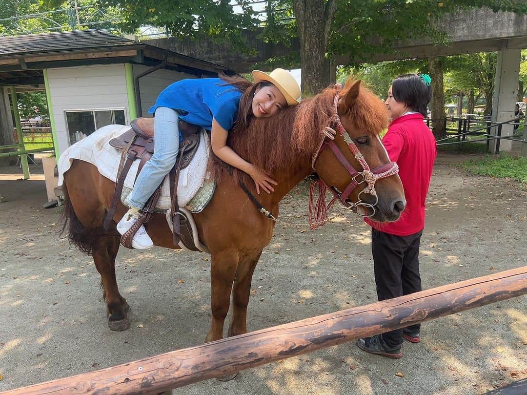 藤代有希のインスタグラム：「久しぶりに🐴  馬の香りがわたしにとってアロマの１つでございます🥰  この子は農耕馬でもあるそうで、お顔も大きく胴が太め！ 私のどタイプのかわい子ちゃんでした♡  またパカパカと楽しみたいなぁ🐴  #乗馬  #癒し」