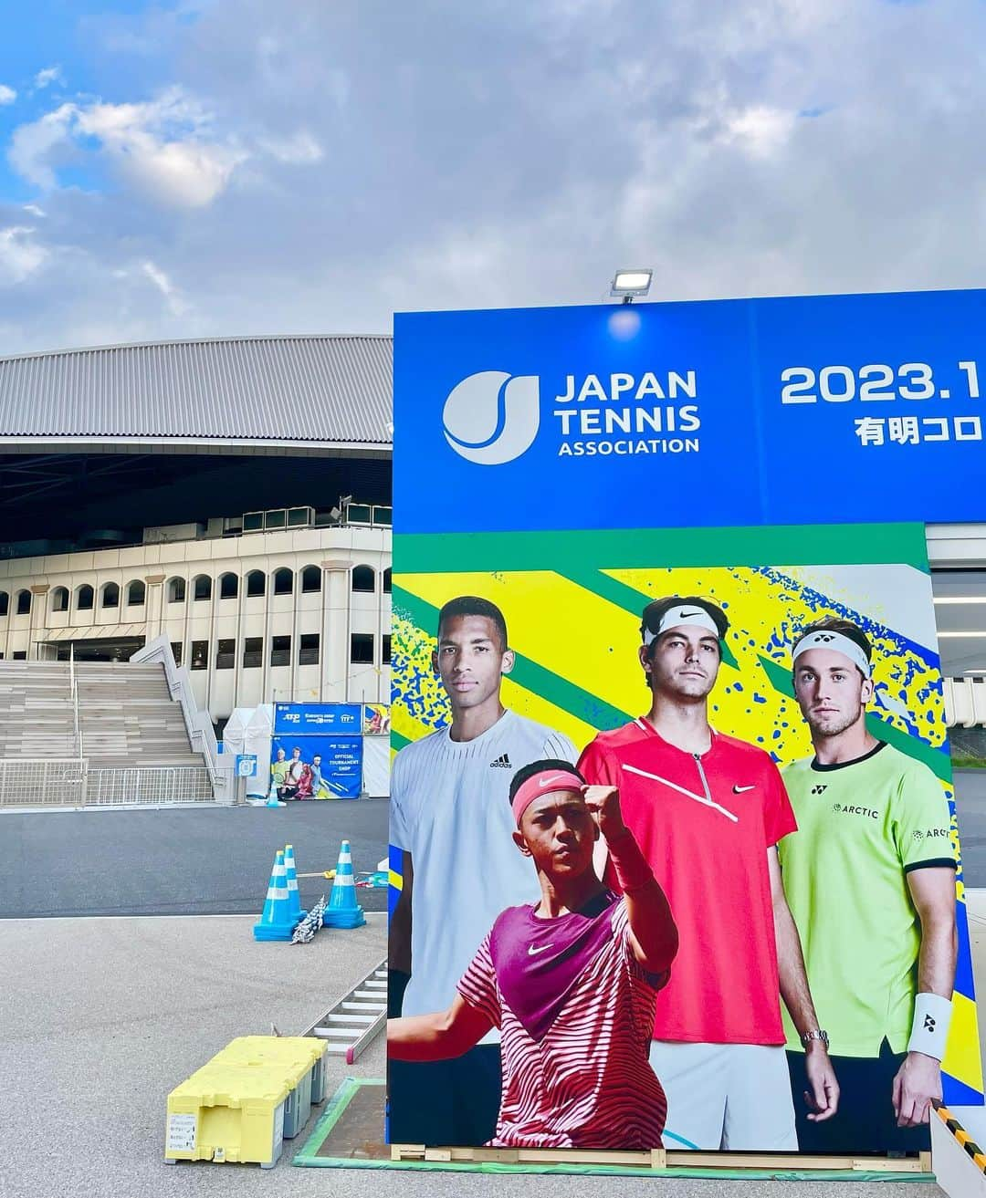 吉崎仁康のインスタグラム：「いよいよ、木下グループジャパンオープンが開催されます！国内唯一のATPツアー公式戦、東京 有明を舞台に今週末から予選が始まりますが、会場では着々と準備が行われています。昨年優勝のフリッツやC.ルード、ティアフォーにポール、オジェアリアシムなど海外のトップ選手たちも出場、すでにA.ズベレフは会場入りしコートで入念に練習を行っていました。ぜひ会場＆WOWOWで世界最高峰の熱戦をお楽しみください♪  #木下グループジャパンオープンテニス  #atp500 #有明テニスの森  #有明コロシアム #アナウンサー #吉崎仁康 #wowowtennis #テニスの秋」