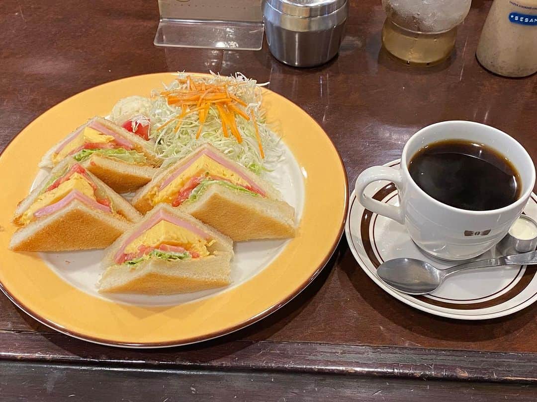 前原誠司のインスタグラム：「一昨日9日のお昼は、京都市東山区知恩院前にある「YAMAMOTO喫茶」さんで「ホットミックスサンド」をいただきました。いつものモーニングセット、ナポリタンと悩みましたが、初めて注文。とても美味しかったです。ご馳走様でした。（誠）＃まえはランチ　 https://www.instagram.com/yamamoto_kissa/」