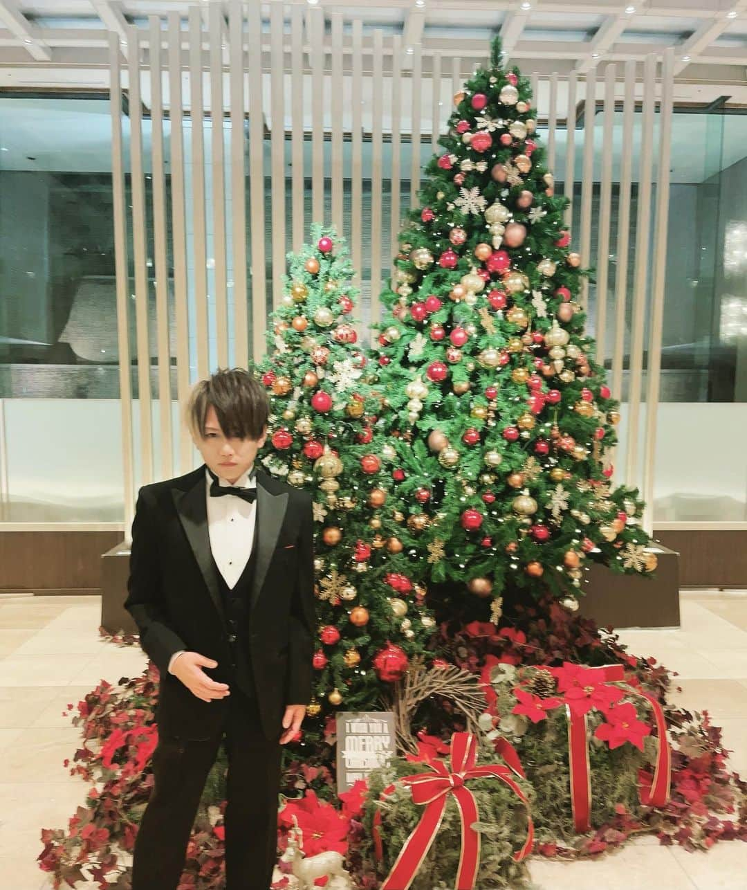 YOMIさんのインスタグラム写真 - (YOMIInstagram)「今年も一緒に素敵なクリスマスにしよう〜✨  2023年12月22日(金) TAKE NO BREAK ザギンdeクリパ2023 開催会場 銀座「地球星」 東京都中央区銀座7-7-19 ニューセンタービル　４F  ■チケット購入方法■ 受付 2023年10月11日(水)～10月20日(金)まで  詳しくはTAKE NO BREAK HPチェックして下さい🎄 #クリスマス #アコースティック #銀座 #ディナー」10月11日 12時02分 - nightmare.yomi