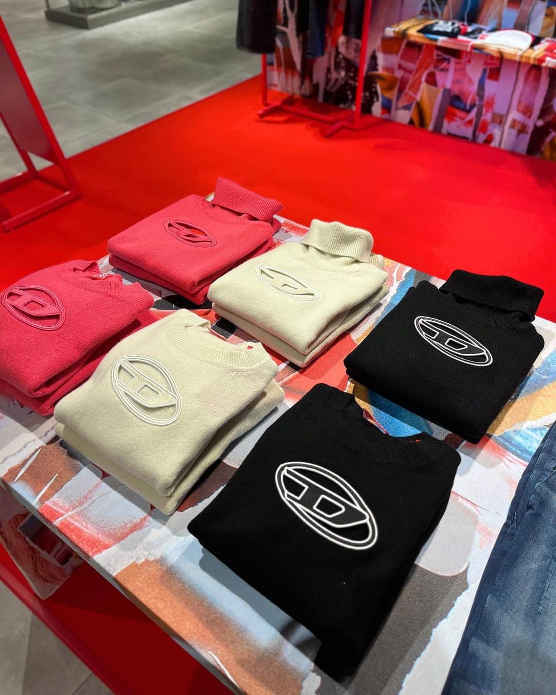 HANKYU.MODEさんのインスタグラム写真 - (HANKYU.MODEInstagram)「. 𝐃𝐈𝐄𝐒𝐄𝐋 𝐄𝐗𝐂𝐋𝐔𝐒𝐈𝐕𝐄 𝐏𝐎𝐏 𝐔𝐏 𝐒𝐓𝐎𝐑𝐄 At 3F CotocotoStage31 Until 10/17  「DIESEL（ディーゼル）」 2023年秋冬カプセルコレクションを中心としたポップアップストアを開催。 2023年春夏シーズンのイベント限定コレクションに続き、秋冬でも日本のポップアップストア限定が登場。丹念な職人技術で、アート作品のような珍しいデニムのアーカイブコレクション“ディーゼル・デニムギャラリー”を彷彿させる仕上がりが特徴。 長年かけて培ったクラフツマンシップとデニムの知識を現代の美学に反映させたイタリアンメイドのコレクション。  詳しくはプロフィールURLをチェック！@hankyumode  #ディーゼル #diesel  #hankyumode #hankyu #阪急うめだ本店 #阪急本店 #うめはん #ファッション #デニム #hankyumode23aw #23AW #新作 #디젤」10月11日 12時05分 - hankyumode