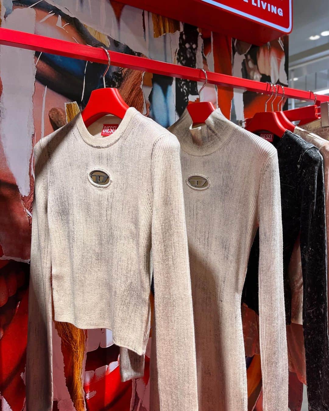 HANKYU.MODEさんのインスタグラム写真 - (HANKYU.MODEInstagram)「. 𝐃𝐈𝐄𝐒𝐄𝐋 𝐄𝐗𝐂𝐋𝐔𝐒𝐈𝐕𝐄 𝐏𝐎𝐏 𝐔𝐏 𝐒𝐓𝐎𝐑𝐄 At 3F CotocotoStage31 Until 10/17  「DIESEL（ディーゼル）」 2023年秋冬カプセルコレクションを中心としたポップアップストアを開催。 2023年春夏シーズンのイベント限定コレクションに続き、秋冬でも日本のポップアップストア限定が登場。丹念な職人技術で、アート作品のような珍しいデニムのアーカイブコレクション“ディーゼル・デニムギャラリー”を彷彿させる仕上がりが特徴。 長年かけて培ったクラフツマンシップとデニムの知識を現代の美学に反映させたイタリアンメイドのコレクション。  詳しくはプロフィールURLをチェック！@hankyumode  #ディーゼル #diesel  #hankyumode #hankyu #阪急うめだ本店 #阪急本店 #うめはん #ファッション #デニム #hankyumode23aw #23AW #新作 #디젤」10月11日 12時05分 - hankyumode