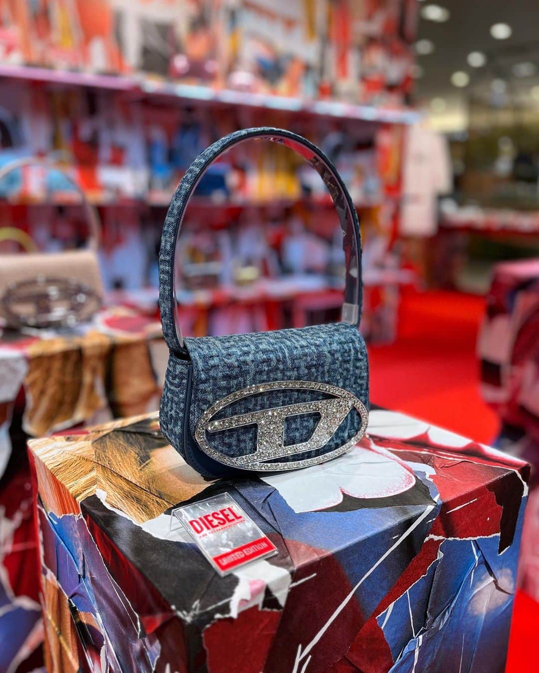 HANKYU.MODEさんのインスタグラム写真 - (HANKYU.MODEInstagram)「. 𝐃𝐈𝐄𝐒𝐄𝐋 𝐄𝐗𝐂𝐋𝐔𝐒𝐈𝐕𝐄 𝐏𝐎𝐏 𝐔𝐏 𝐒𝐓𝐎𝐑𝐄 At 3F CotocotoStage31 Until 10/17  「DIESEL（ディーゼル）」 2023年秋冬カプセルコレクションを中心としたポップアップストアを開催。 2023年春夏シーズンのイベント限定コレクションに続き、秋冬でも日本のポップアップストア限定が登場。丹念な職人技術で、アート作品のような珍しいデニムのアーカイブコレクション“ディーゼル・デニムギャラリー”を彷彿させる仕上がりが特徴。 長年かけて培ったクラフツマンシップとデニムの知識を現代の美学に反映させたイタリアンメイドのコレクション。  詳しくはプロフィールURLをチェック！@hankyumode  #ディーゼル #diesel  #hankyumode #hankyu #阪急うめだ本店 #阪急本店 #うめはん #ファッション #デニム #hankyumode23aw #23AW #新作 #디젤」10月11日 12時05分 - hankyumode