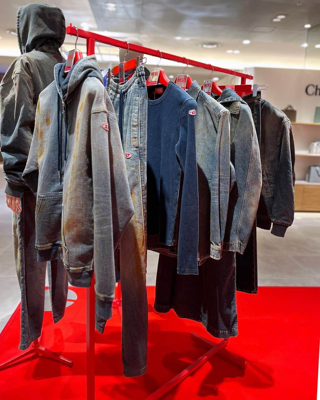 HANKYU.MODEさんのインスタグラム写真 - (HANKYU.MODEInstagram)「. 𝐃𝐈𝐄𝐒𝐄𝐋 𝐄𝐗𝐂𝐋𝐔𝐒𝐈𝐕𝐄 𝐏𝐎𝐏 𝐔𝐏 𝐒𝐓𝐎𝐑𝐄 At 3F CotocotoStage31 Until 10/17  「DIESEL（ディーゼル）」 2023年秋冬カプセルコレクションを中心としたポップアップストアを開催。 2023年春夏シーズンのイベント限定コレクションに続き、秋冬でも日本のポップアップストア限定が登場。丹念な職人技術で、アート作品のような珍しいデニムのアーカイブコレクション“ディーゼル・デニムギャラリー”を彷彿させる仕上がりが特徴。 長年かけて培ったクラフツマンシップとデニムの知識を現代の美学に反映させたイタリアンメイドのコレクション。  詳しくはプロフィールURLをチェック！@hankyumode  #ディーゼル #diesel  #hankyumode #hankyu #阪急うめだ本店 #阪急本店 #うめはん #ファッション #デニム #hankyumode23aw #23AW #新作 #디젤」10月11日 12時05分 - hankyumode