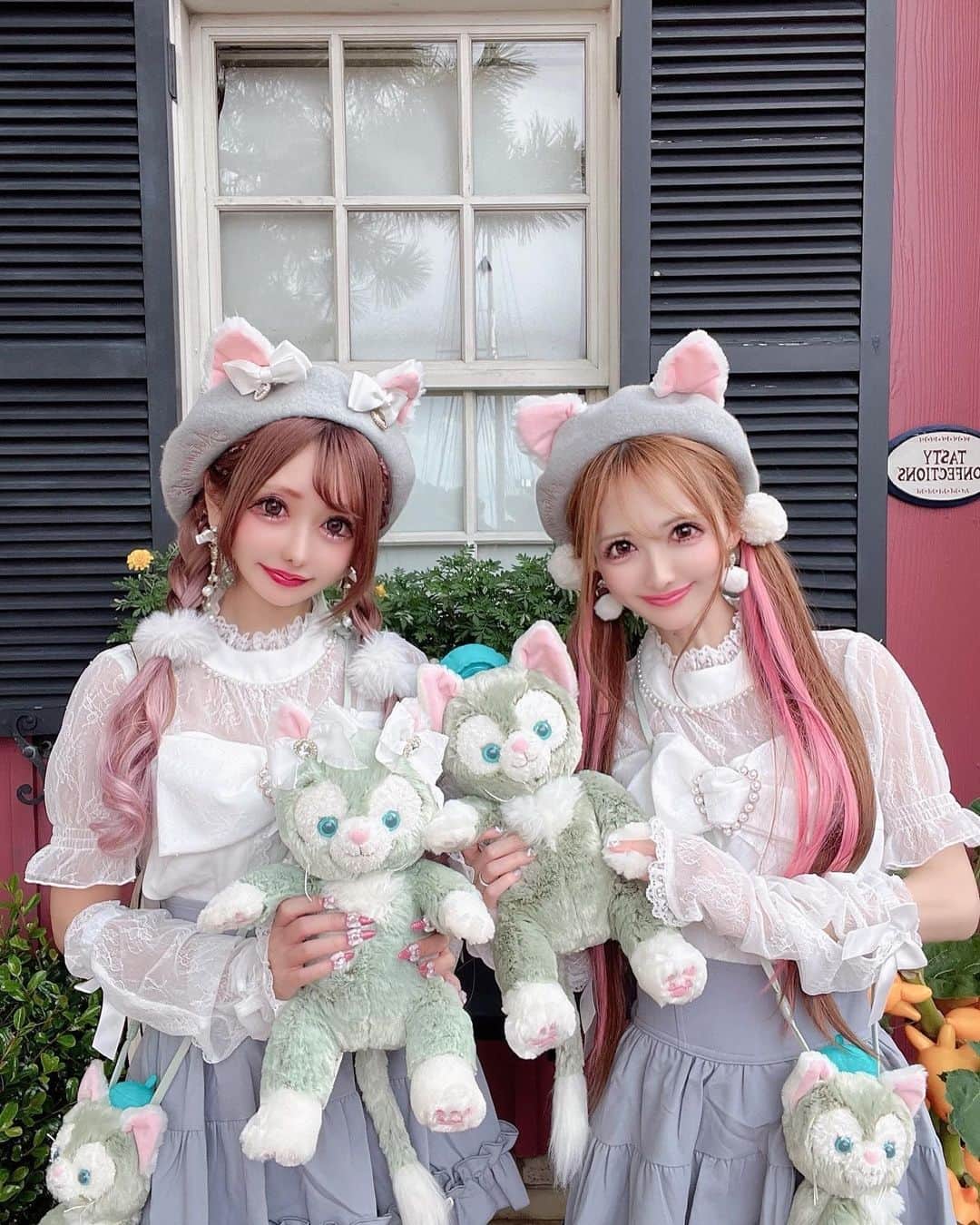のインスタグラム：「りりかちゃんとぷりめろ とジェラトーニちゃんで ふたごちゃんＣＯＤＥ🎀🐰🎀  2枚目に全身載せたよっ🫶  #ディズニー  #ディズニーコーデ  #ディズニーシー  #ジェラトーニコーデ  #プリメロコーデ  #プリメロ」