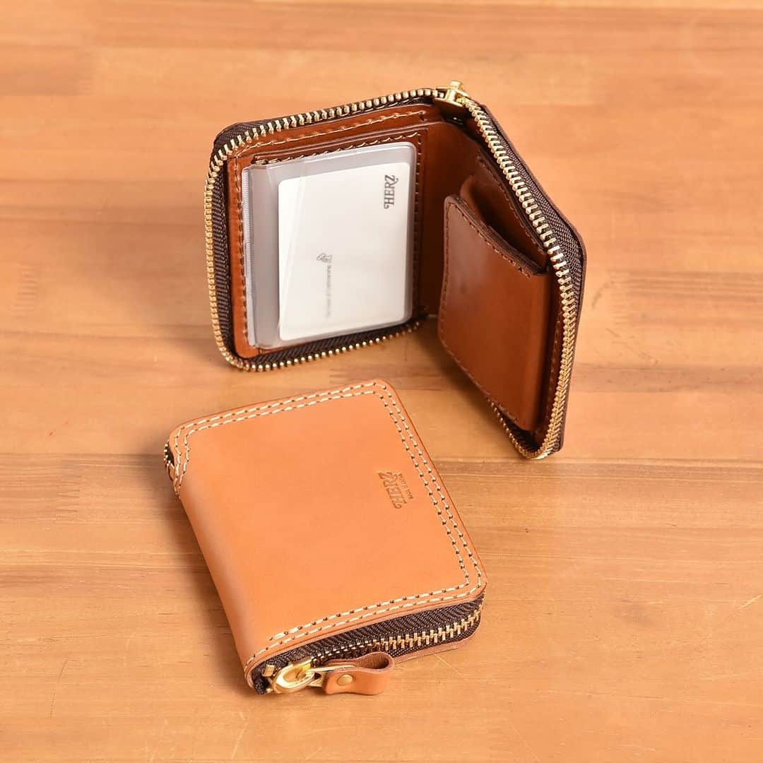のインスタグラム：「@herz_bag　【あったらいいな企画】二つ折りファスナー財布(AI-2320) ------------------------------------------------ ⁡ #ヘルツ50周年 イベントの一つとして開催中のあったらいいな企画。 先週末から第二弾となるアイテムが登場していますが、商品数も多いので1つずつピックアップしてご紹介していきます。 今回はこちら↓↓ ⁡ 二つ折りファスナー財布(AI-2320) ⁡ ラウンドファスナータイプの二つ折り財布。 コンパクトなサイズ感でありつつも、お札、小銭、カードをしっかり分けて入れることが出来ます。 ファスナーはフルで閉まるので、物落ちの心配もほぼありません。 通常の二つ折り財布だとカード入れは3～6枚程度ですが、リフィルを使用することで、8枚収納することが出来ます。 ⁡ 商品の詳細は @herz_bag プロフィールページのURLからご覧いただけます。 ⁡ ------------------------------------------------ ⁡ #あったらいいな #アイディア #ideas ⁡ #革財布 / #二つ折り財布 / #ミニ財布 / #革 / #レザー / #革製品 / #レザーグッズ / #革雑貨 / #革小物/ #レザー小物 #革職人 / #作り手 / #革工房 / #ヘルツ / #ヘルツバッグ / #herz / #herzbag / #leather / #leatherbag」