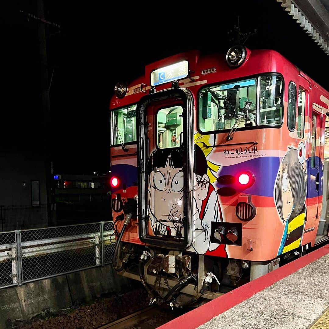 畑亜貴のインスタグラム：「夜のJR境線鬼太郎列車、ねこ娘が来た	！  #akhtravelogue #akhtlovestrain」