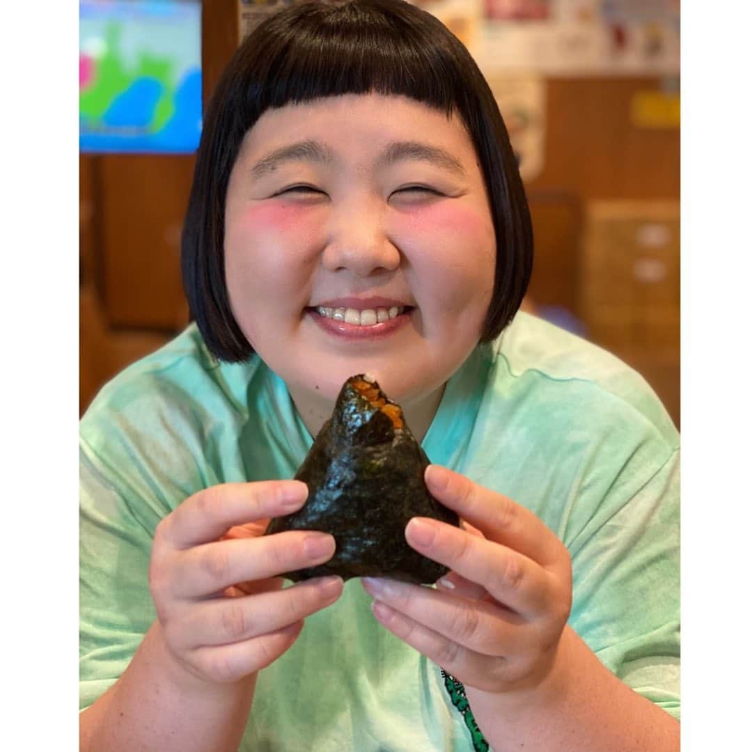 酒井藍のインスタグラム：「. 道の駅レスティ唐古・鍵さんに行きましたー✌️  ここの、ふわふわおにぎり🍙めっっっっっっっっっっっっっっっっっっっっっっっっっっっっっっっっっっっっっっっっっっっっっっっっっっっっっっっっっっっっっっっっっっっっっっっっっっっっっっっっっっっっっっっっっっっっっっっっっっっっっっっちゃ美味しいです👏👏👏👏👏👏👏 美味しすぎて、泣けるで‼︎‼︎‼︎‼︎😂 飲むように食べちゃうで‼︎‼︎‼︎‼︎😂 田原本産のヒノヒカリ使われてるから、お米がまず美味しいんですー🥰  田原本町は、美味しい物たくさんあるよー🫶  私のパネルも、ありがたいことに飾ってくださってますー🙏  レスティ唐古・鍵さん最高よー✌️✌️✌️  #奈良県磯城郡田原本町 #たわらもとpr大使」